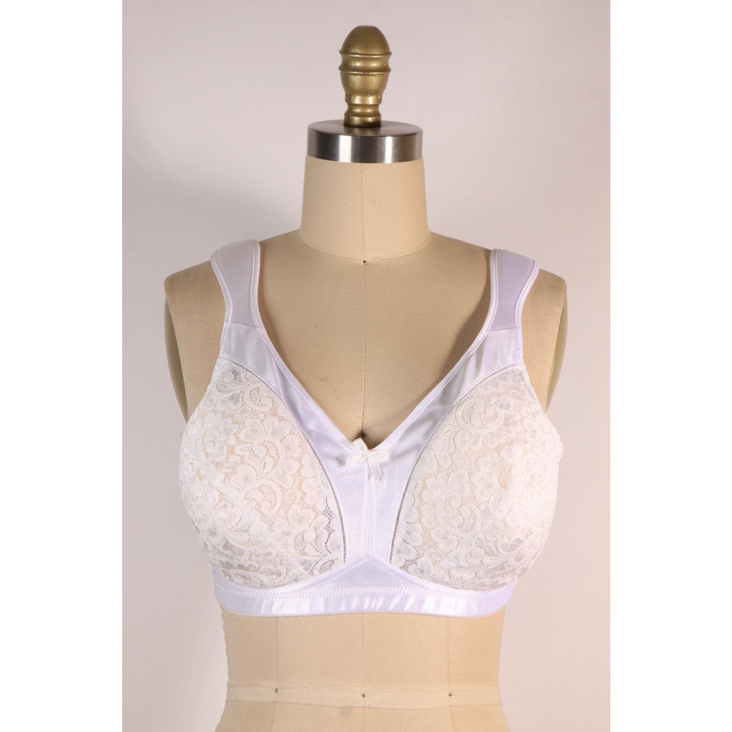1980s White Sheer Lace Bow Detail Bra by Playtex 18 Hour-40C