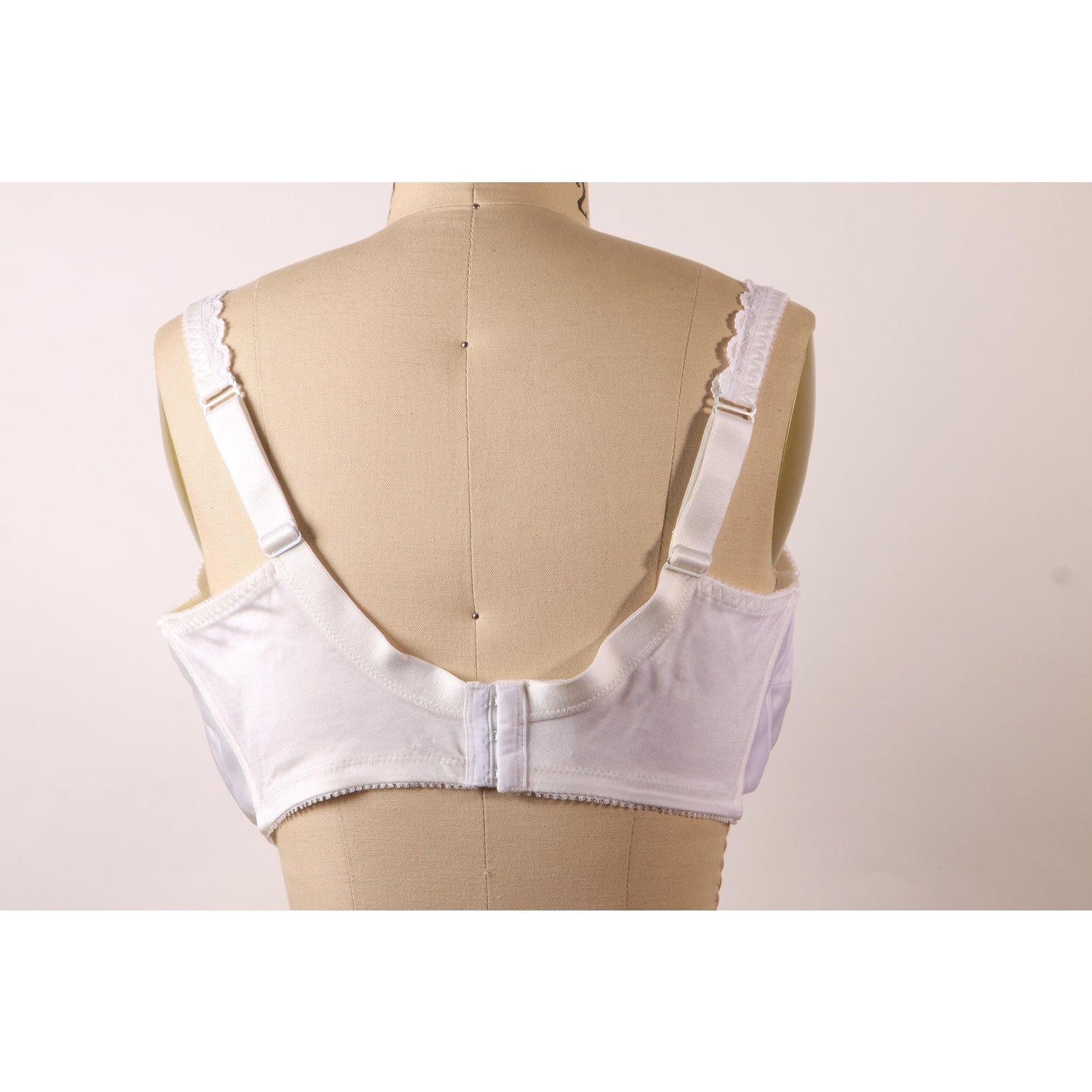 1980s White Lace Trim Bow Detail Bra by Classique-40DD