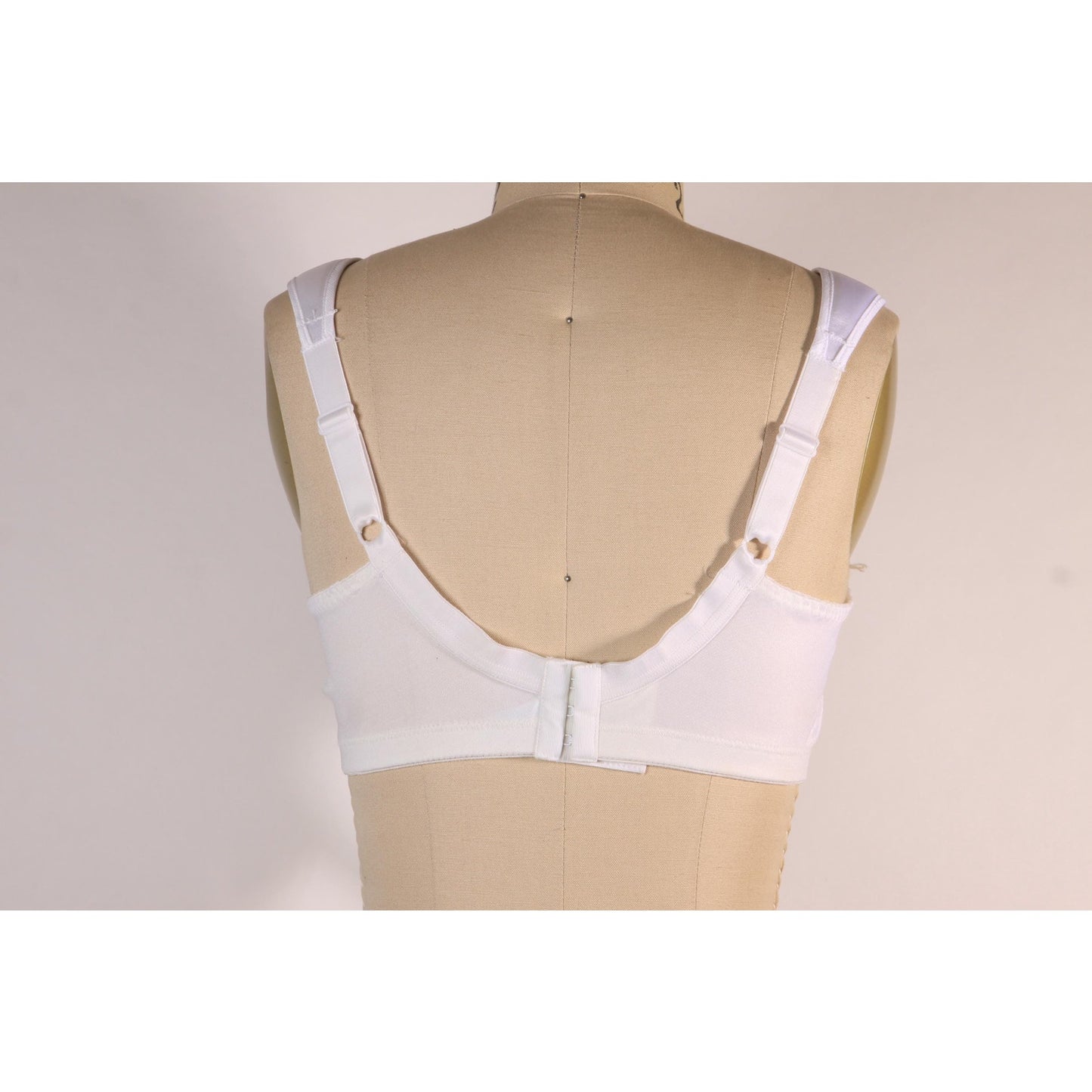1980s White Sheer Lace Bow Detail Bra by Playtex 18 Hour-40C