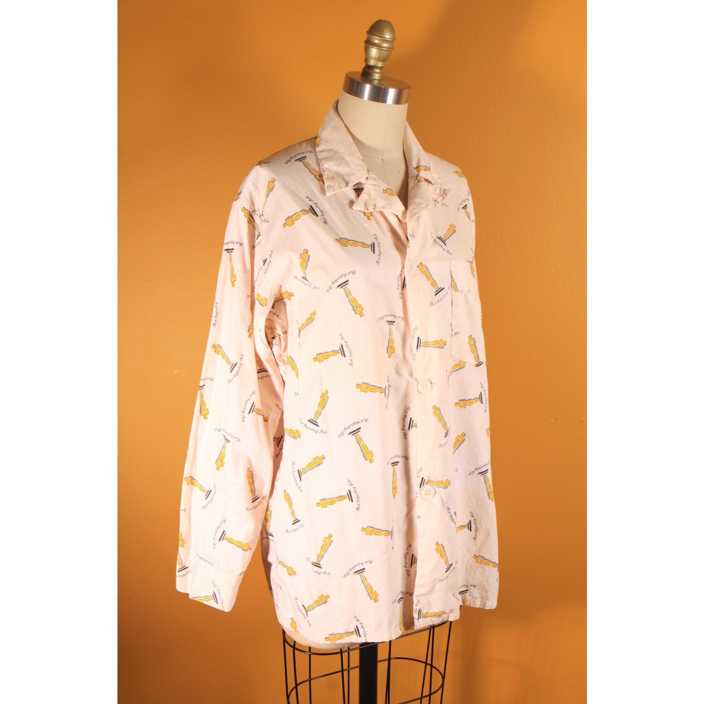 1950s Novelty Cream Pink, Gold and Black Best Supporting Role Oscar Mens Pajama Top by Pleetway - XL