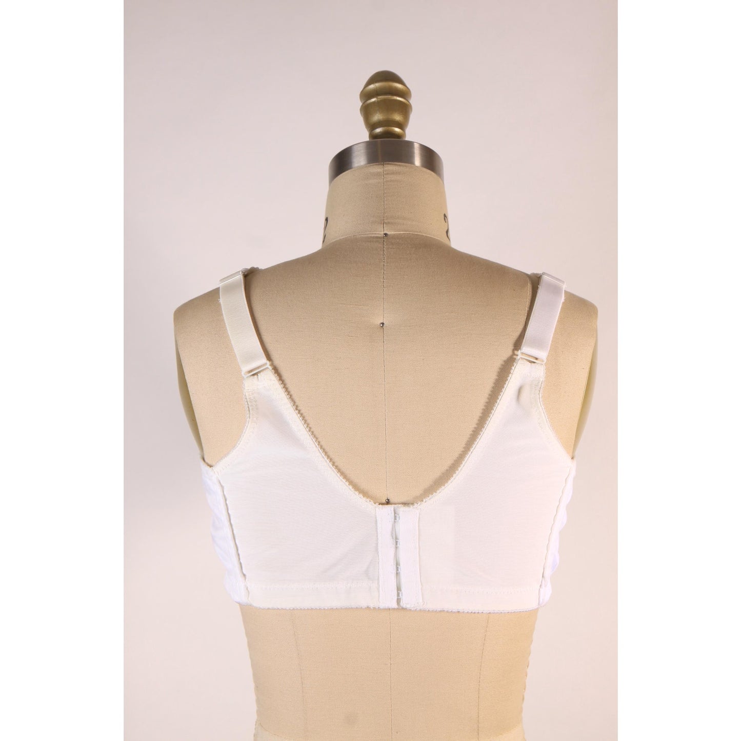 1970s White Floral Trim Detail Light Padded Bra