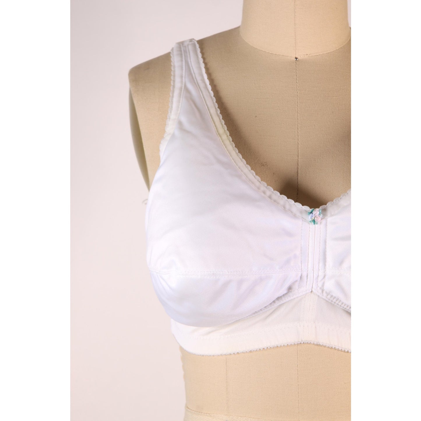 1970s White Floral Trim Detail Light Padded Bra