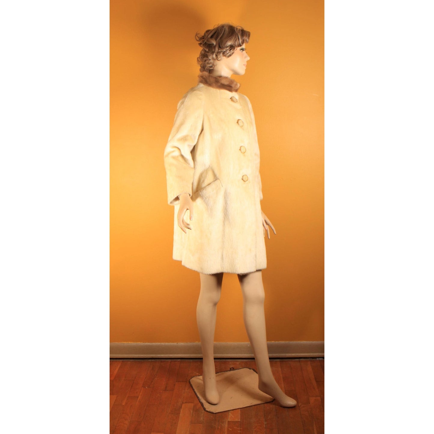 1960s Cream Faux Fur Fuzzy Long Sleeve with Mink Fur Trim Collar Coat by Junior-Aire -M-L