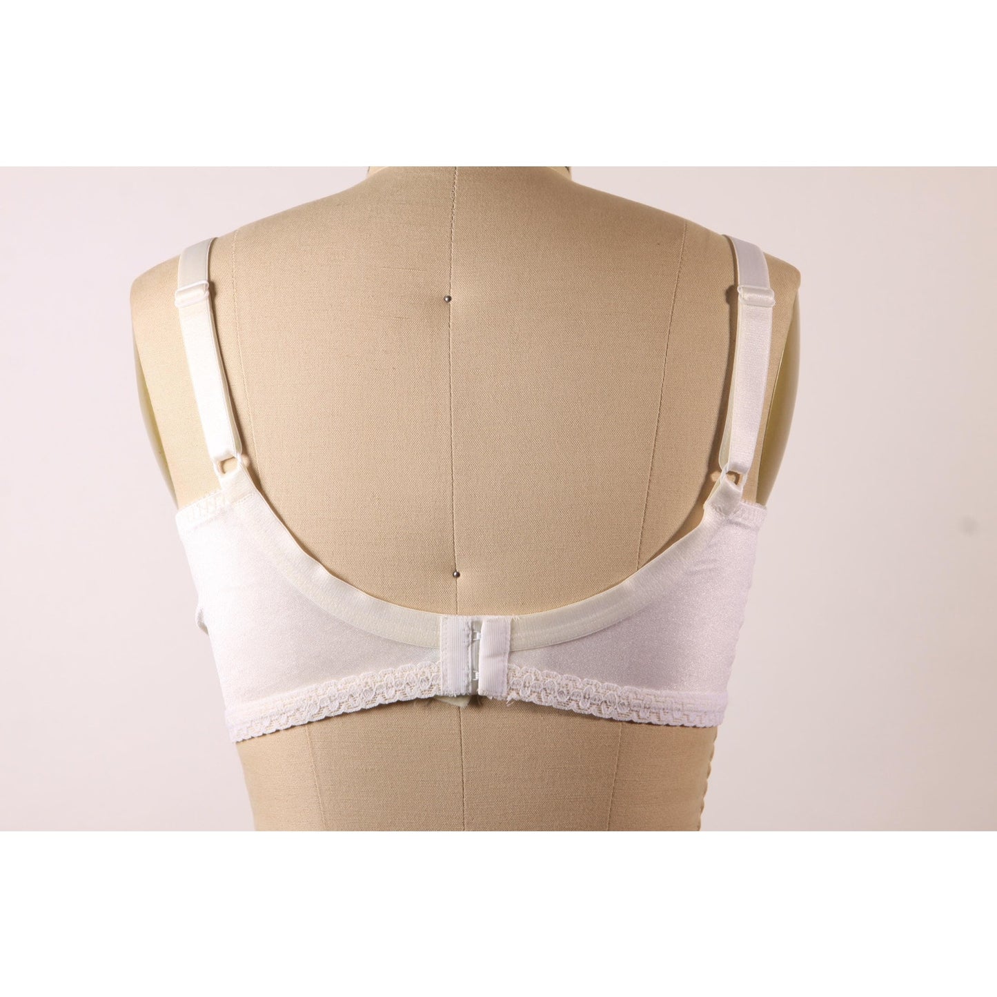 1970s White Floral Lace Trim Bow Detail Bra-40C