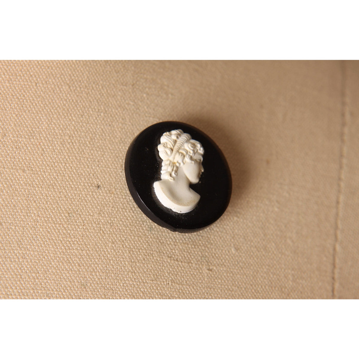 1950s Black and White Cameo Plastic Brooch