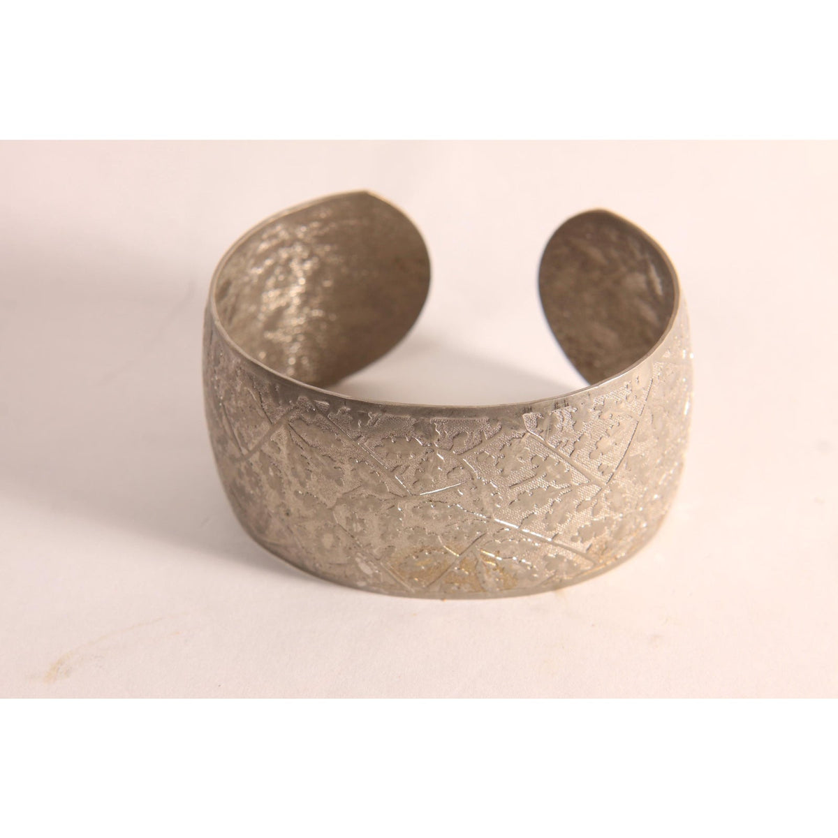 1960s 1970s Silver Tone Metal Foliage Leaf Etched Cuff Bracelet