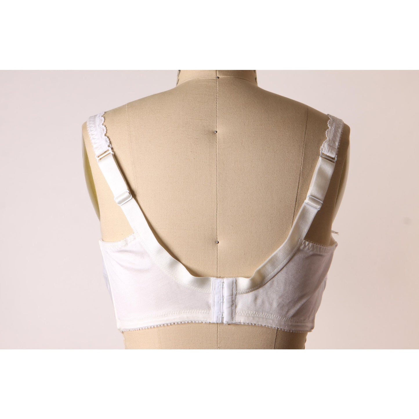 1980s White Lace Trim Bow Detail Bra by Classique-38D
