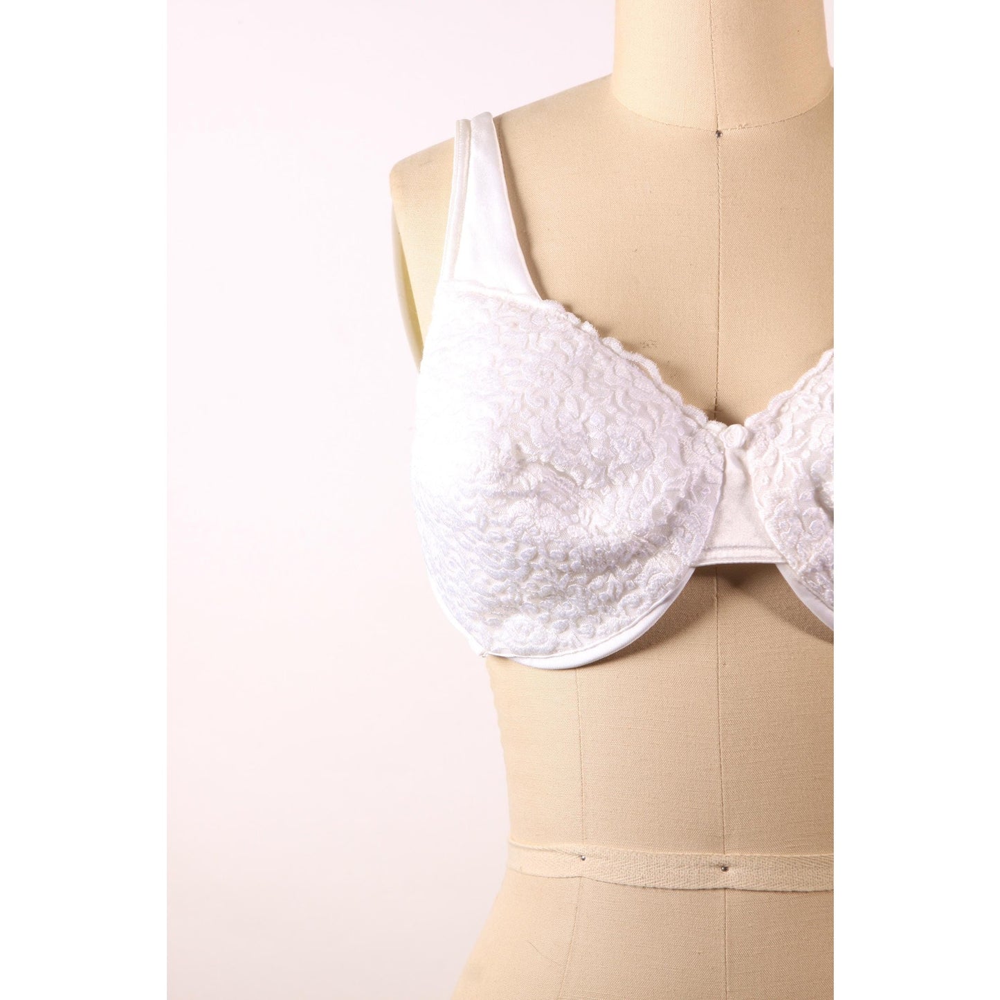 1980s White Floral Lace Floral Detail Bra by Vanity Fair-40C