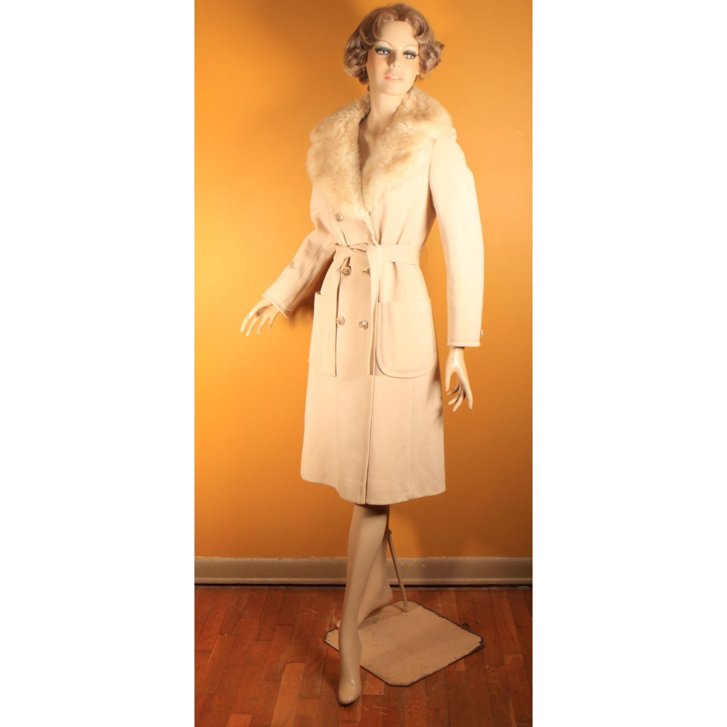 1970s Cream Tan Long Sleeve Button Up Fox Fur Collar Wool Coat by Fashionbilt -S-M