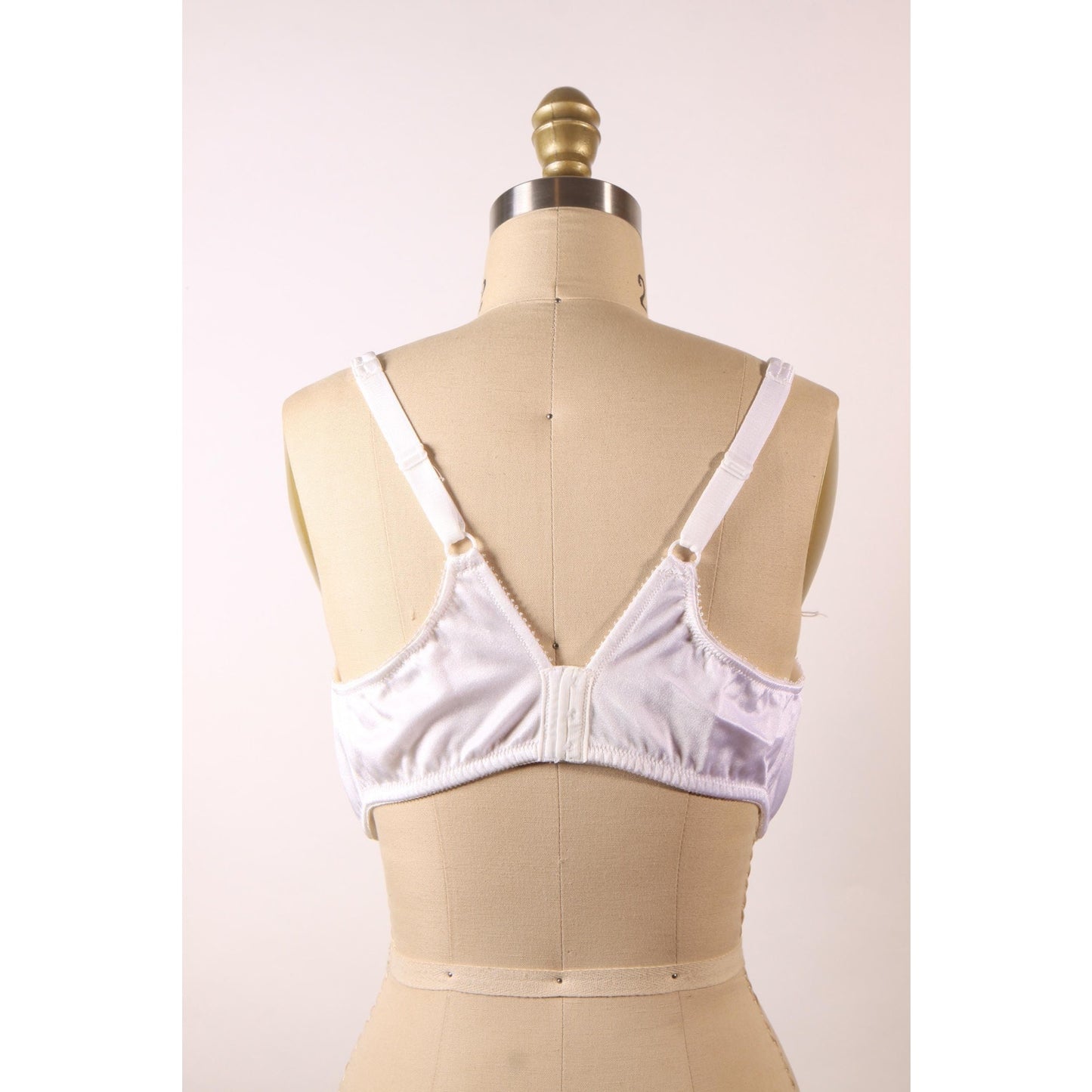 1980s White Floral Lace Floral Detail Bra by Vanity Fair-40C