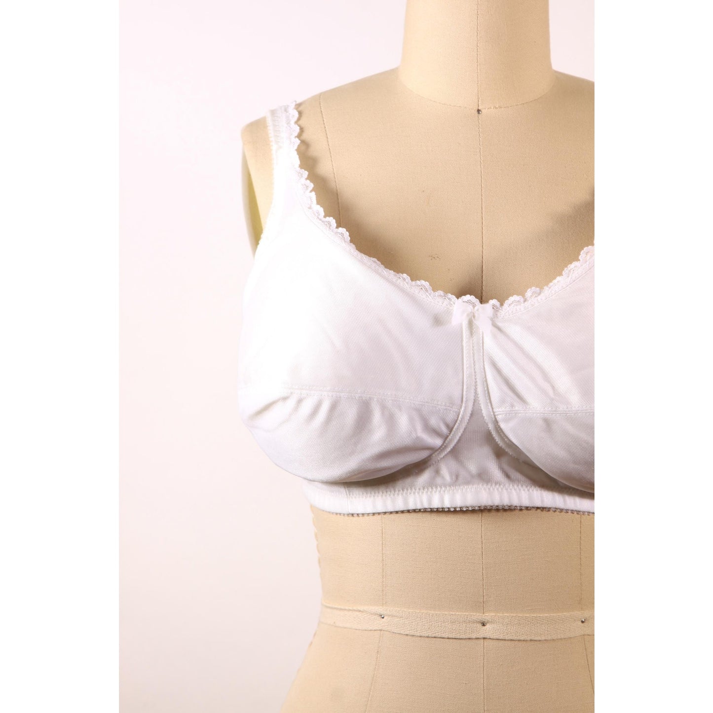 1980s White Lace Trim Bow Detail Bra by Classique-40DD