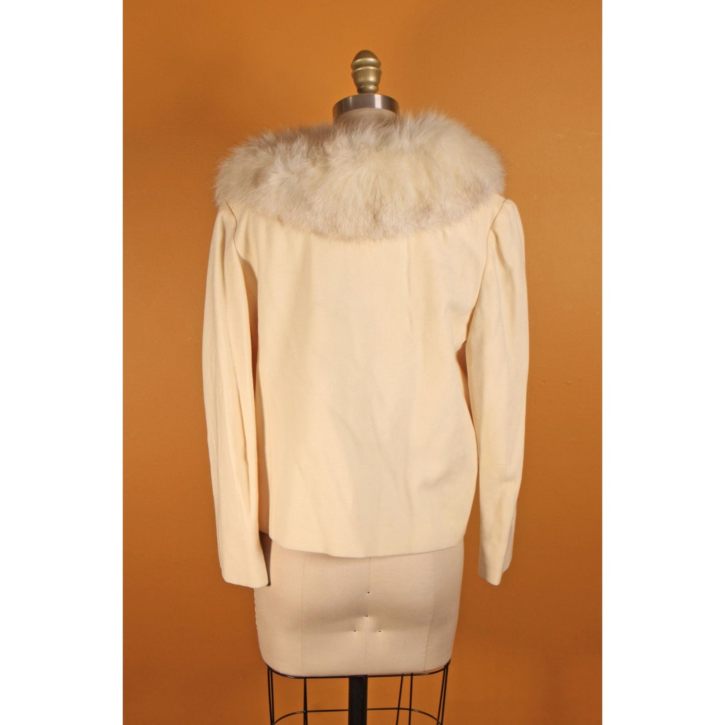 Early 1960s Cream Off White Button Down Fox Fur Scarf Collar Long Sleeve Suit Jacket by Lilli Ann -M-L