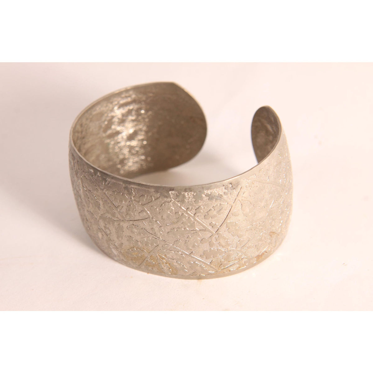1960s 1970s Silver Tone Metal Foliage Leaf Etched Cuff Bracelet