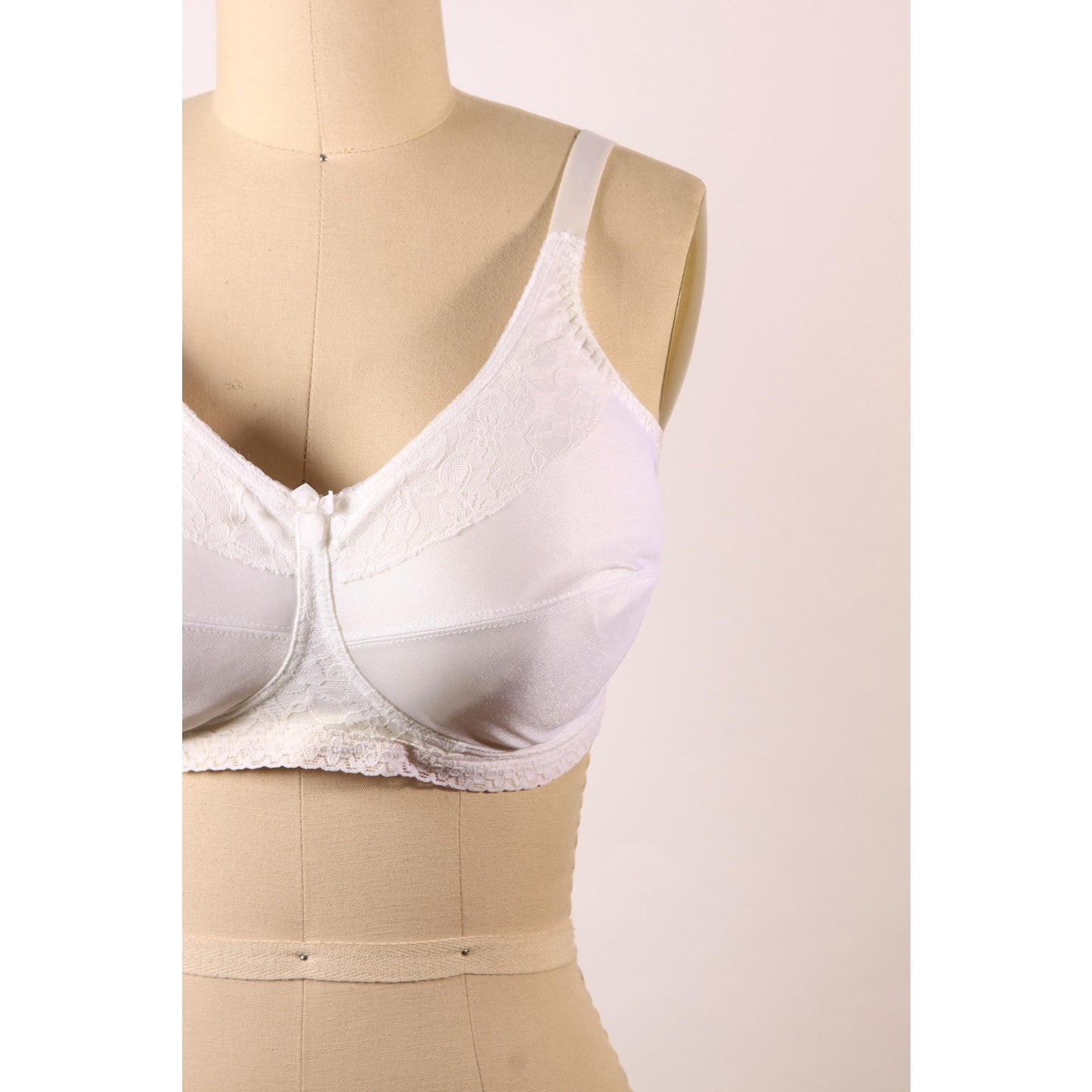 1970s White Floral Lace Trim Bow Detail Bra-40C