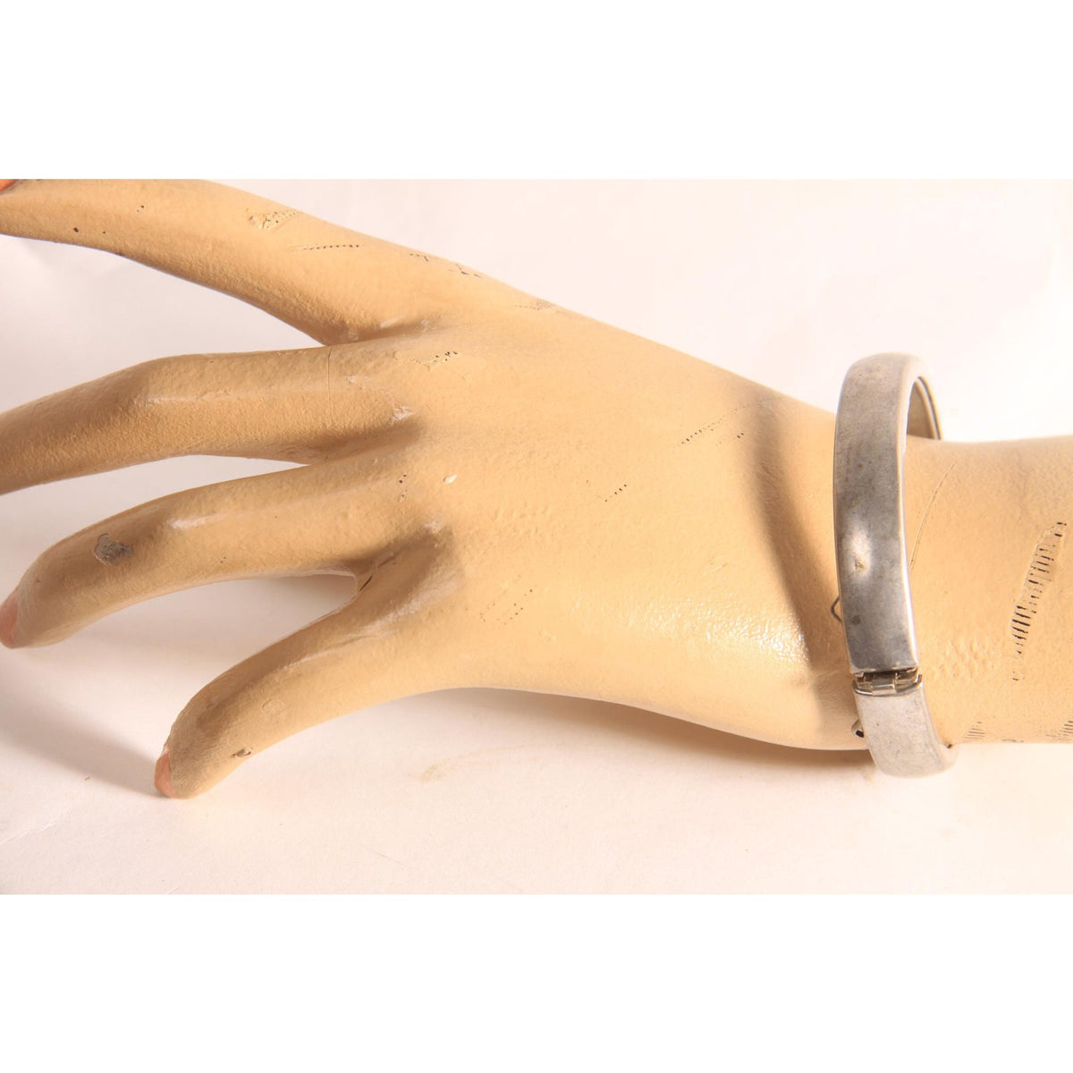 1950s 1960s Silver Tone Metal Hinged Bracelet