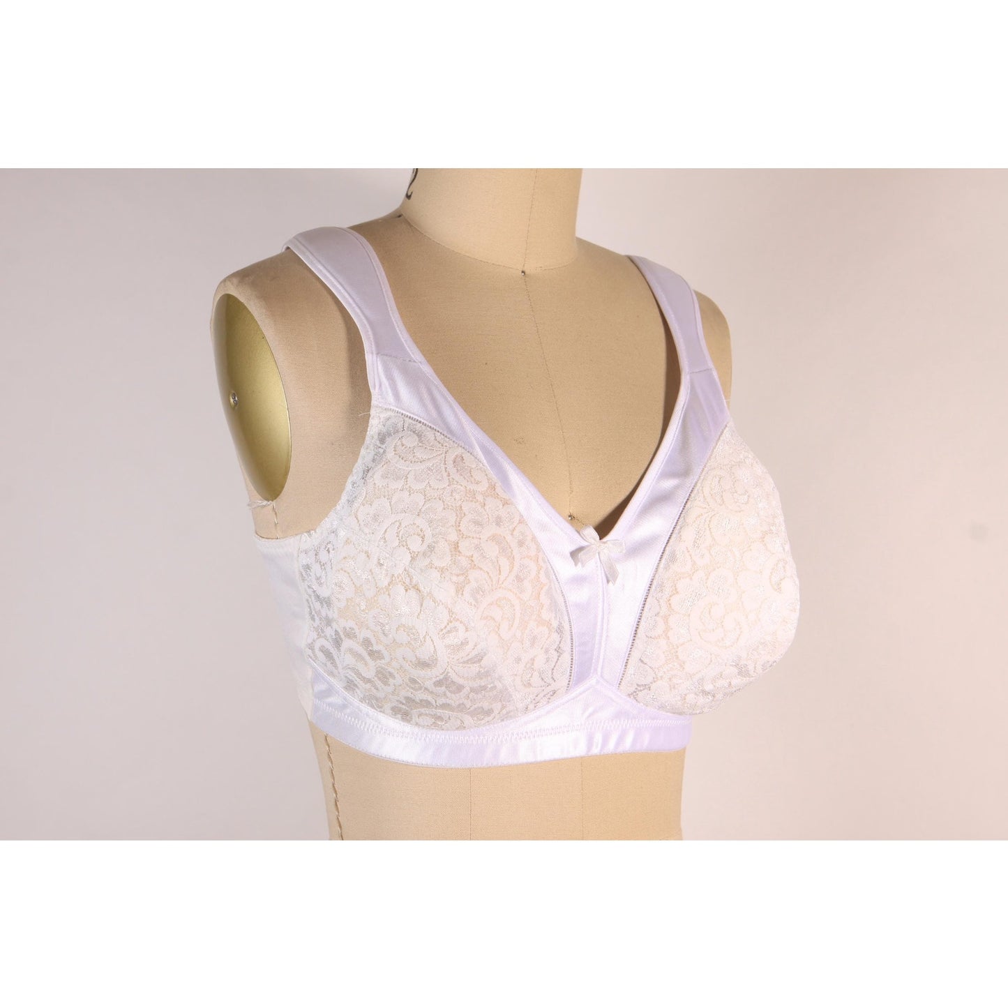 1980s White Sheer Lace Bow Detail Bra by Playtex 18 Hour-40C