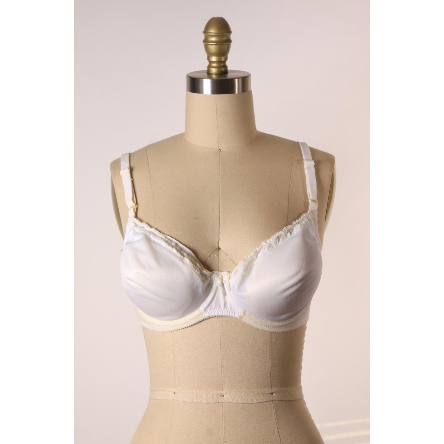 1970s White Foam Removable Cups Lace Trim Bow Detail Bra by Bali-38B