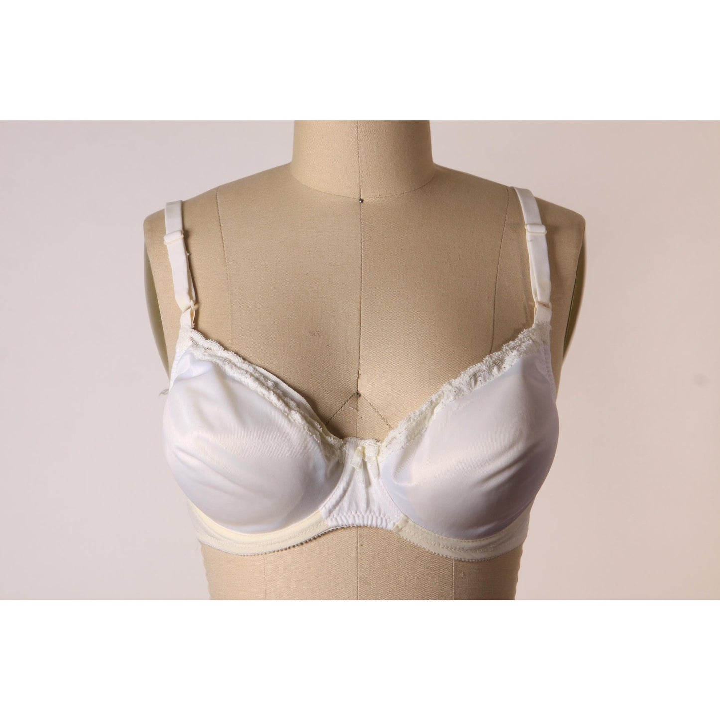 1970s White Foam Removable Cups Lace Trim Bow Detail Bra by Bali-38B