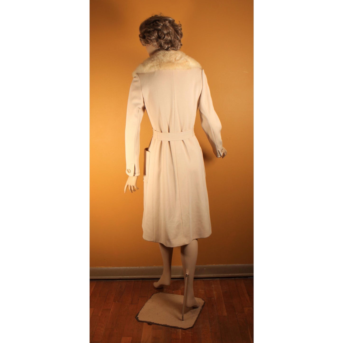 1970s Cream Tan Long Sleeve Button Up Fox Fur Collar Wool Coat by Fashionbilt -S-M