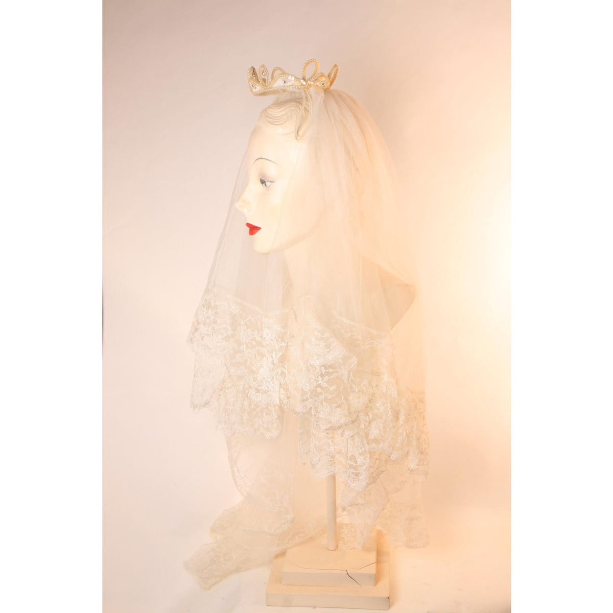 1940s 1950s White and Cream Small Crown Shaped Tiara Wedding Veil Hat