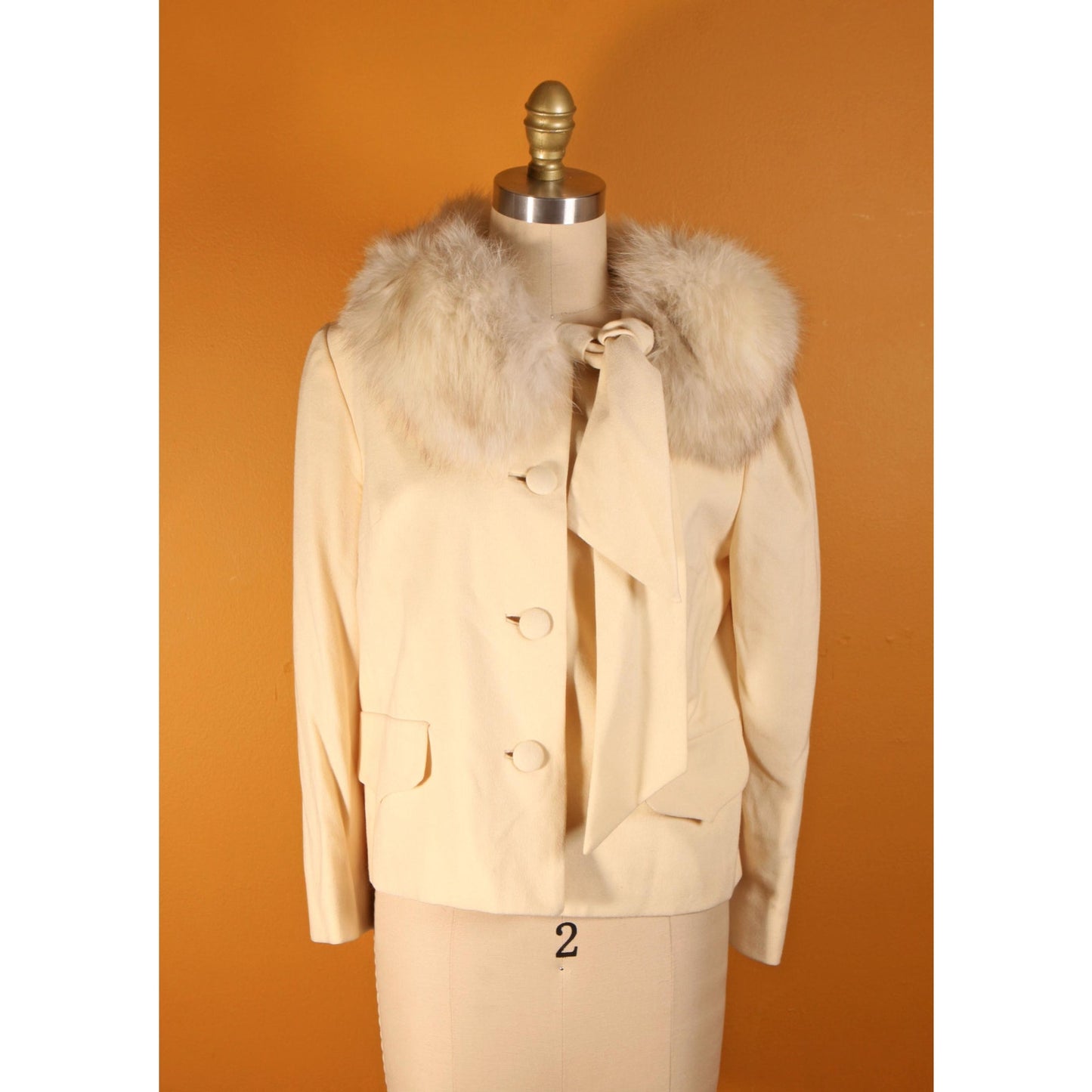 Early 1960s Cream Off White Button Down Fox Fur Scarf Collar Long Sleeve Suit Jacket by Lilli Ann -M-L