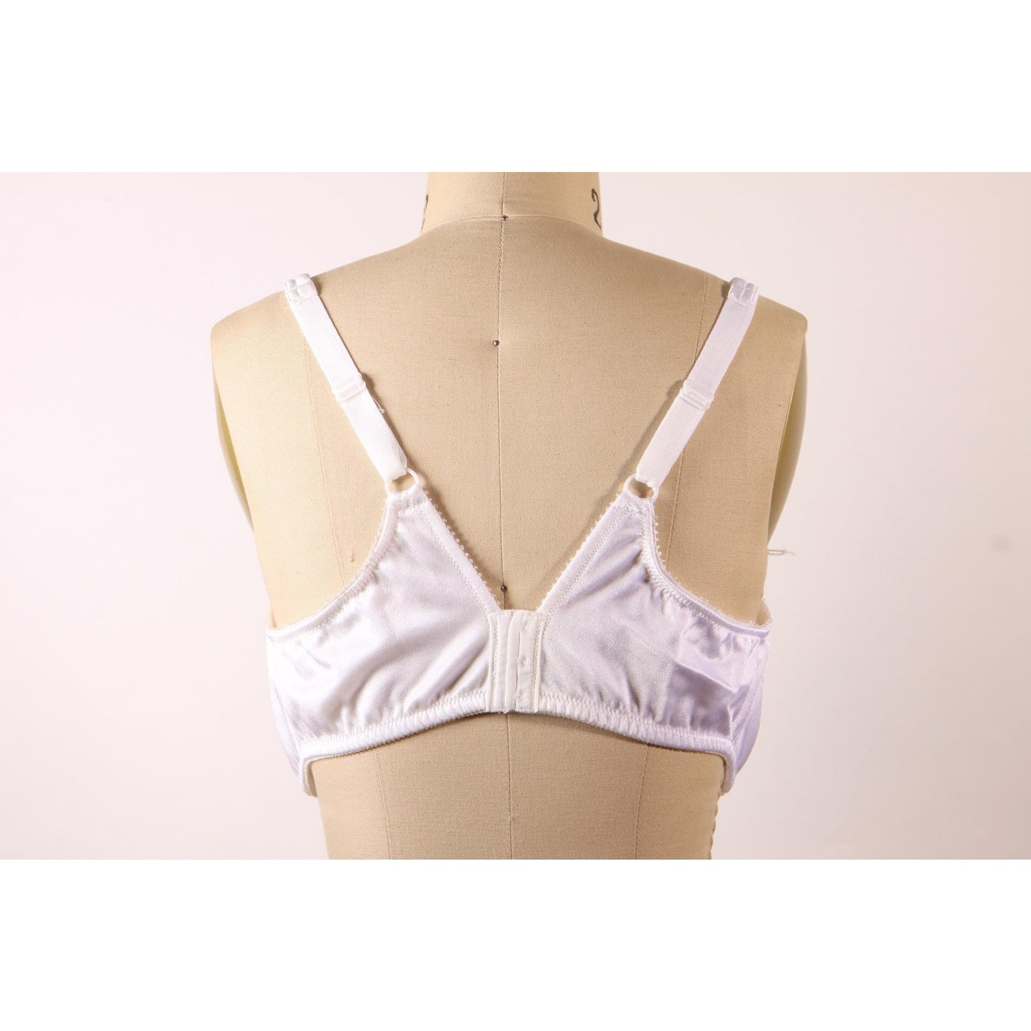 1980s White Floral Lace Floral Detail Bra by Vanity Fair-40C