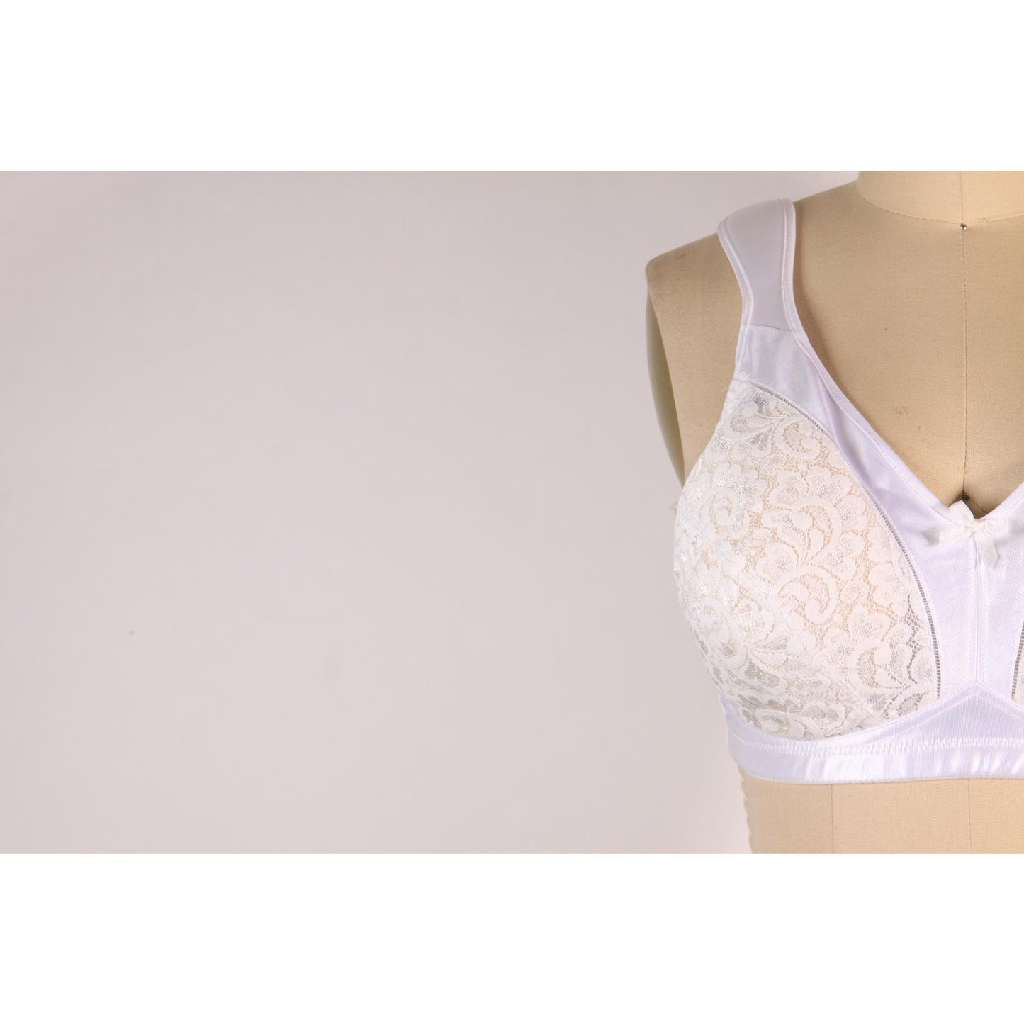 1980s White Sheer Lace Bow Detail Bra by Playtex 18 Hour-40C