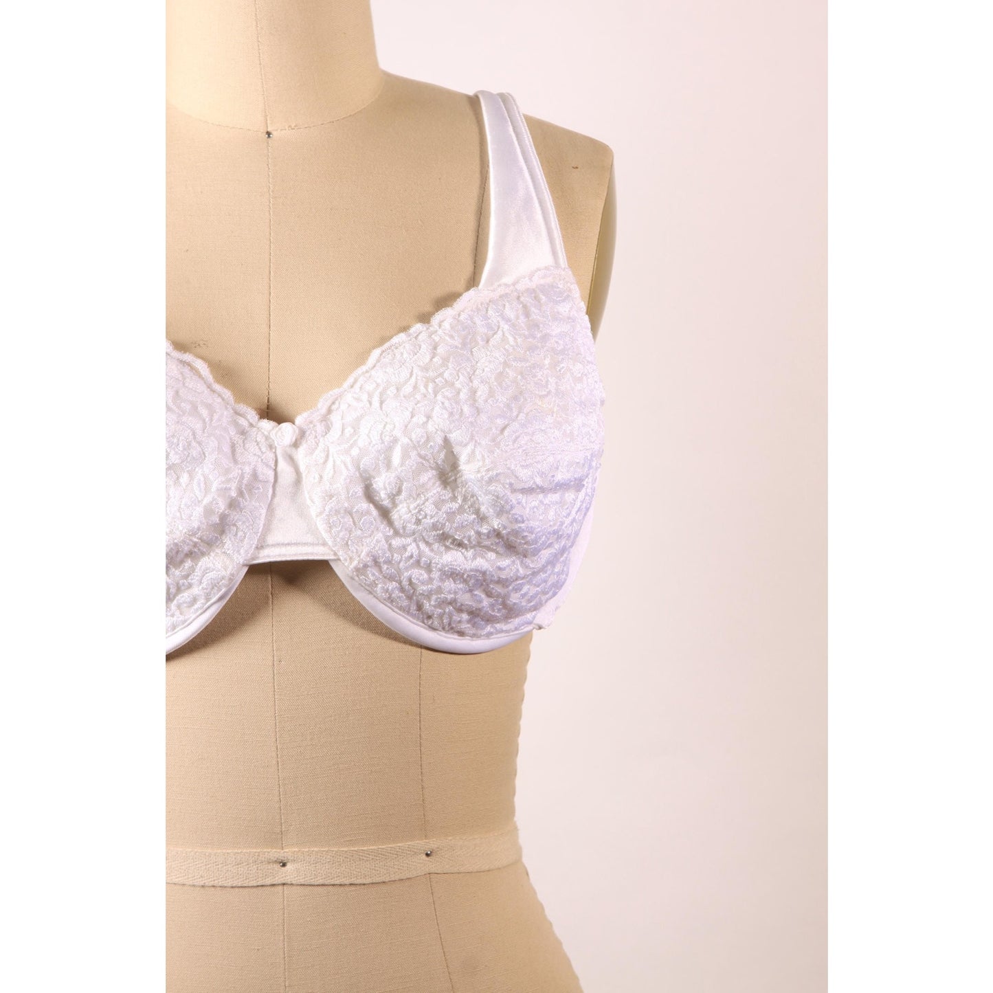 1980s White Floral Lace Floral Detail Bra by Vanity Fair-40C