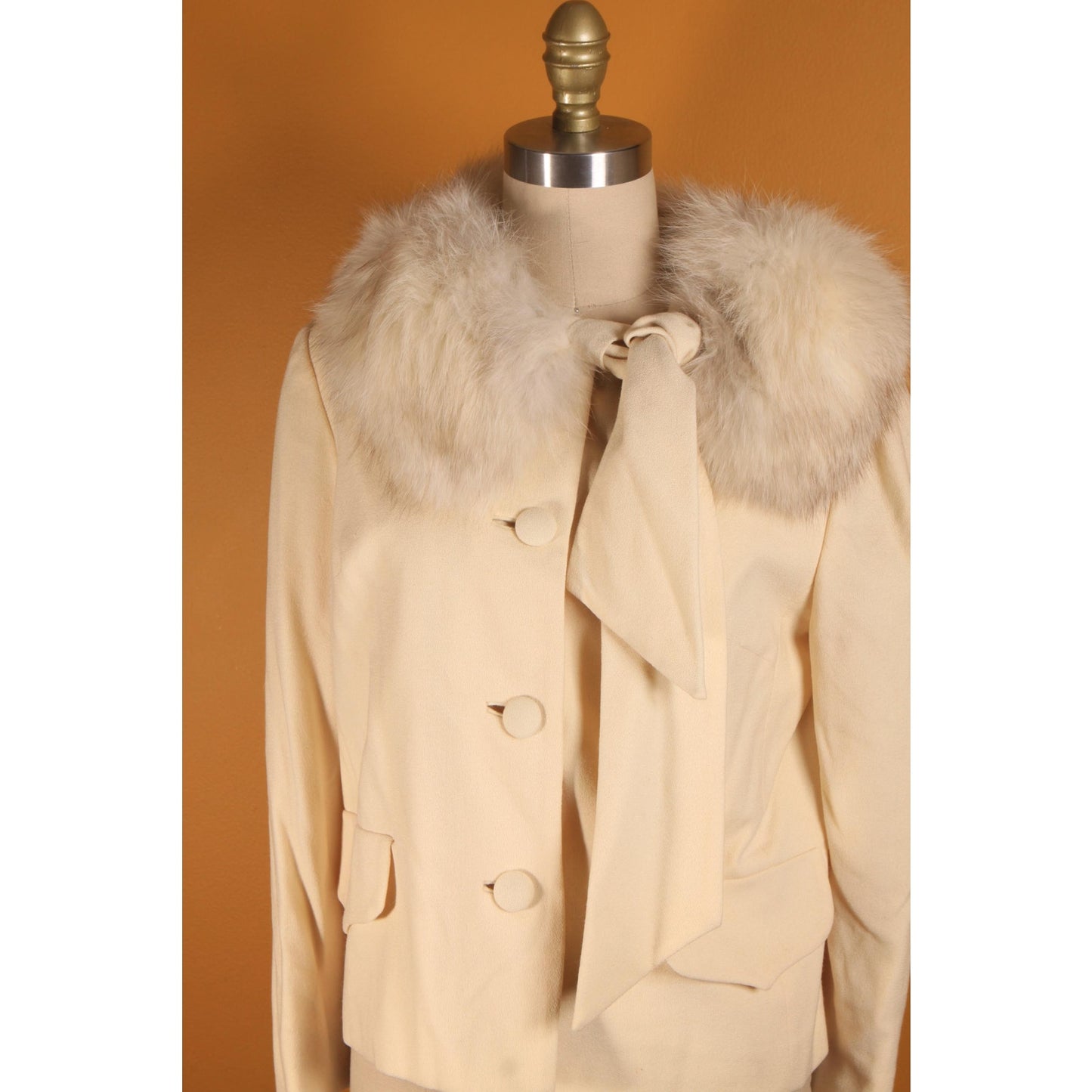 Early 1960s Cream Off White Button Down Fox Fur Scarf Collar Long Sleeve Suit Jacket by Lilli Ann -M-L