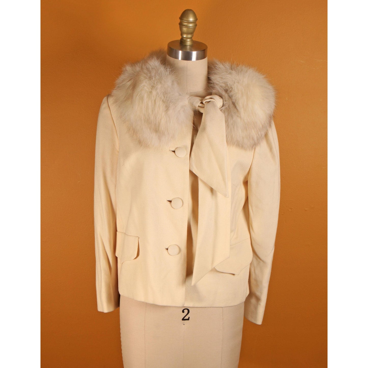 Early 1960s Cream Off White Button Down Fox Fur Scarf Collar Long Sleeve Suit Jacket by Lilli Ann -M-L