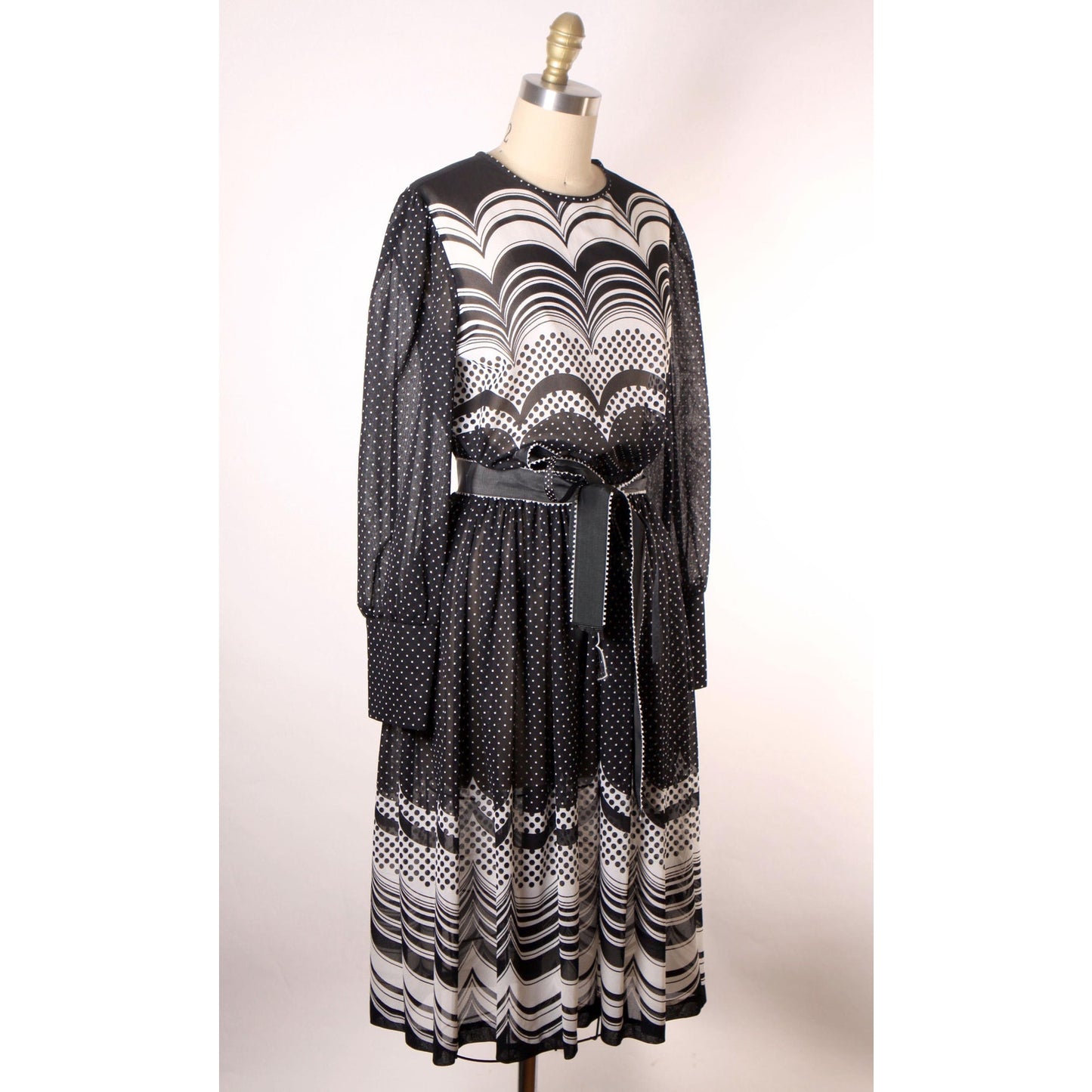 1970s Black and White Scalloped Mod Long Sleeve Belted Flared Skirt Dress -L