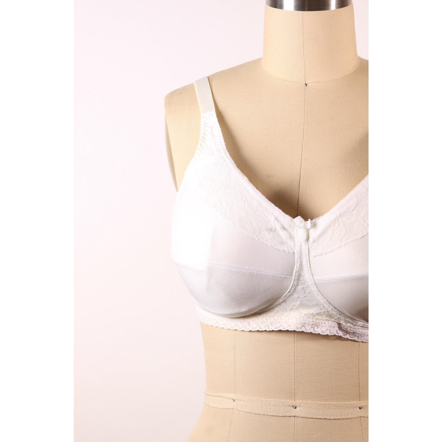 1970s White Floral Lace Trim Bow Detail Bra-40C