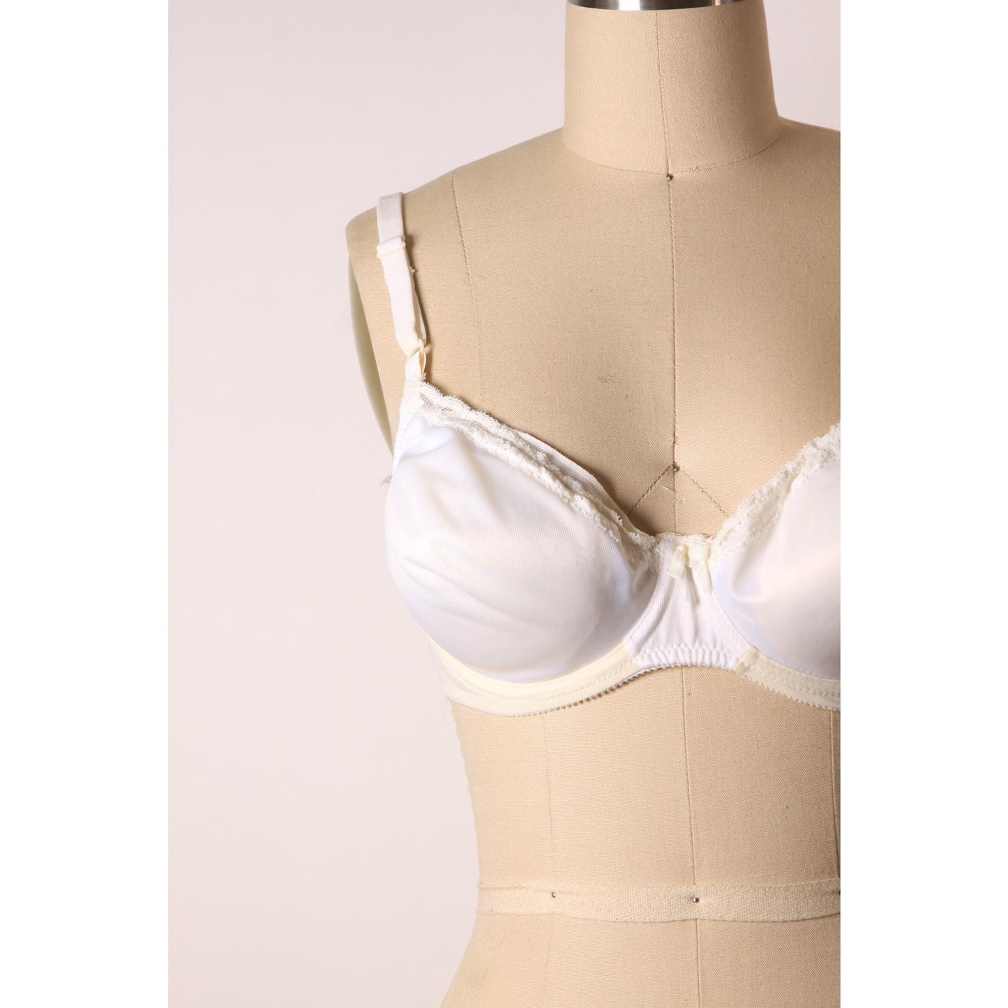1970s White Foam Removable Cups Lace Trim Bow Detail Bra by Bali-38B