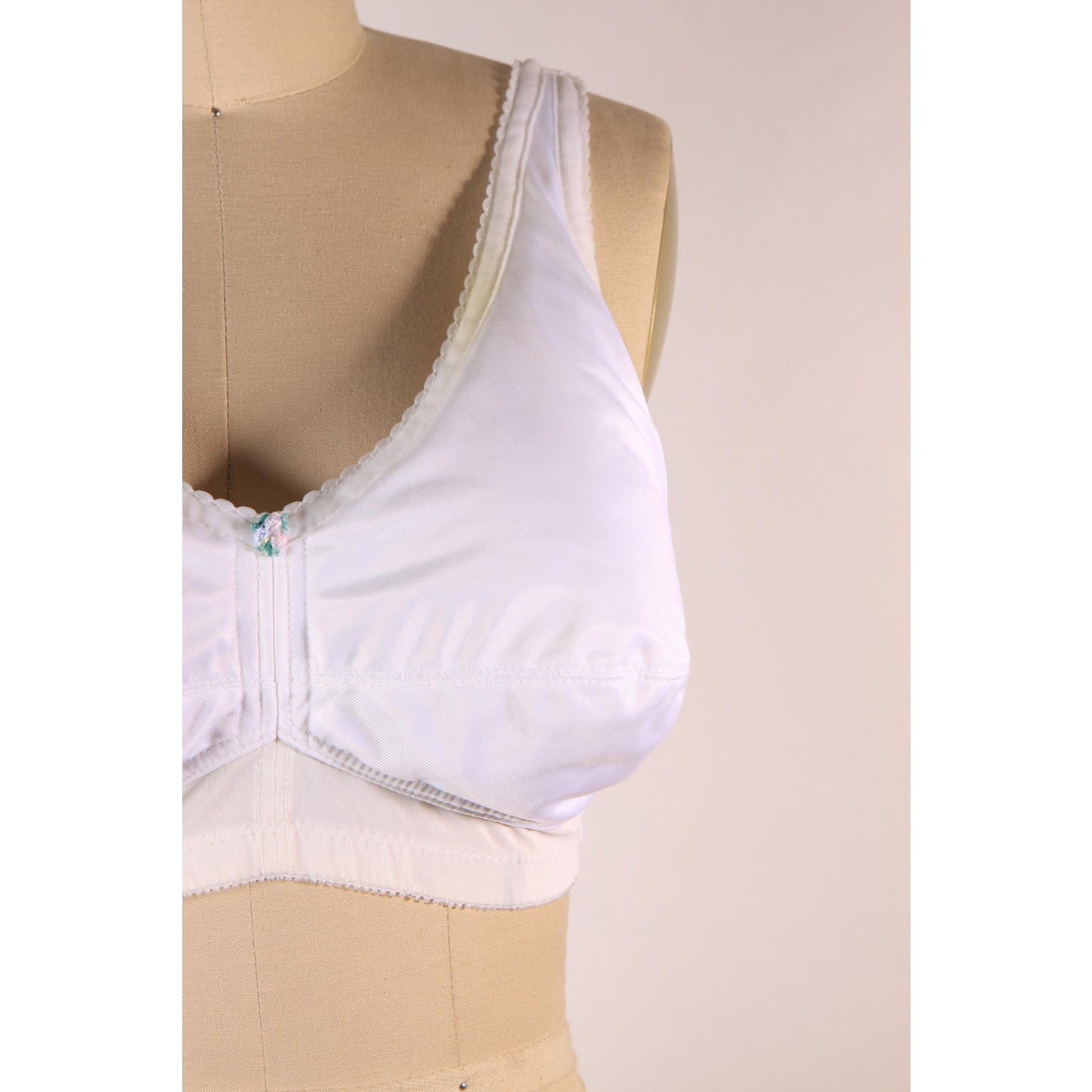 1970s White Floral Trim Detail Light Padded Bra