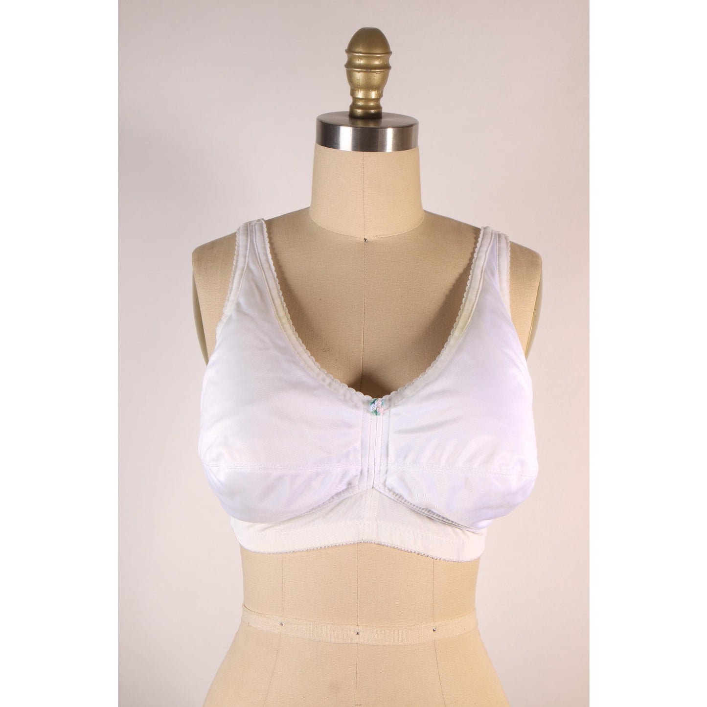 1970s White Floral Trim Detail Light Padded Bra