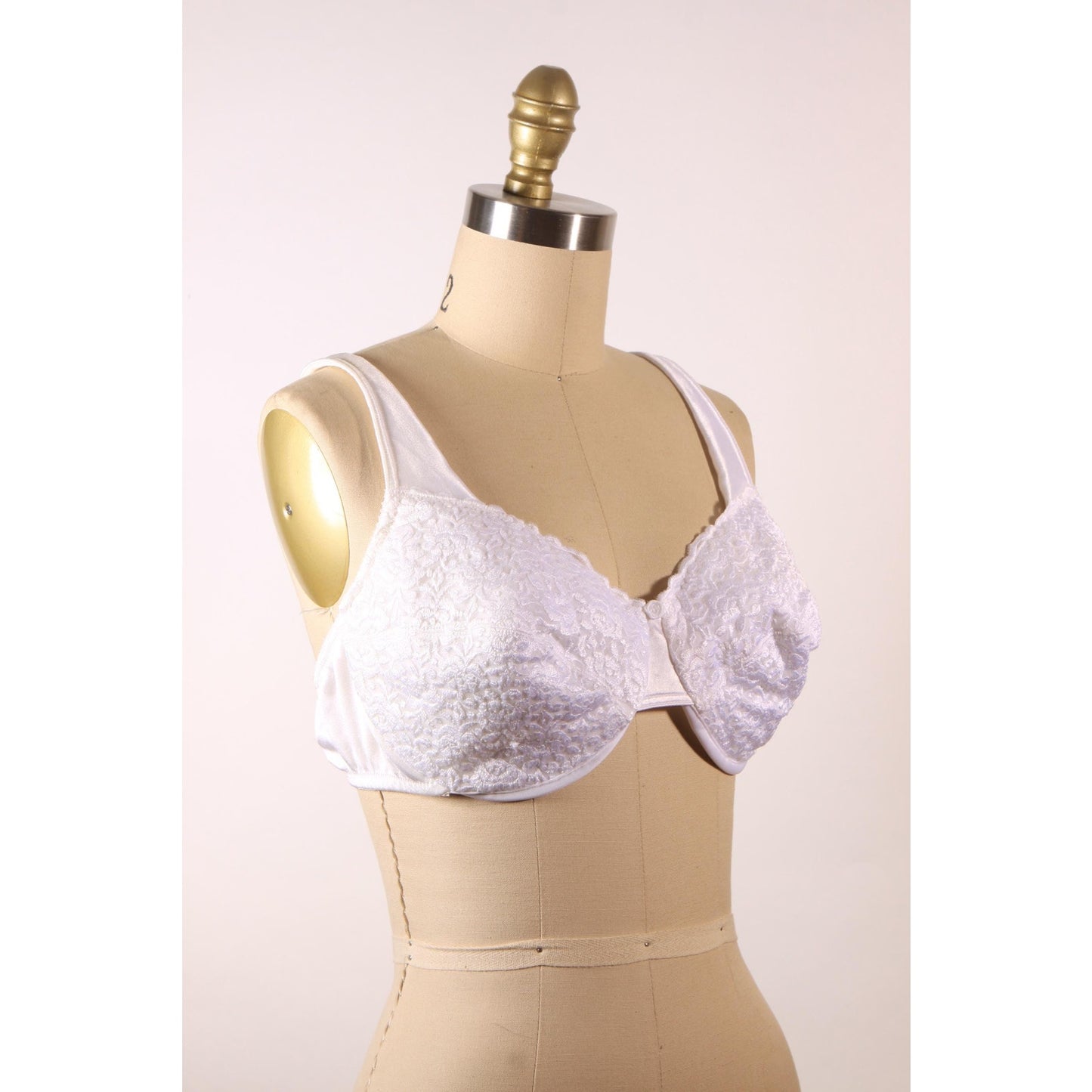 1980s White Floral Lace Floral Detail Bra by Vanity Fair-40C