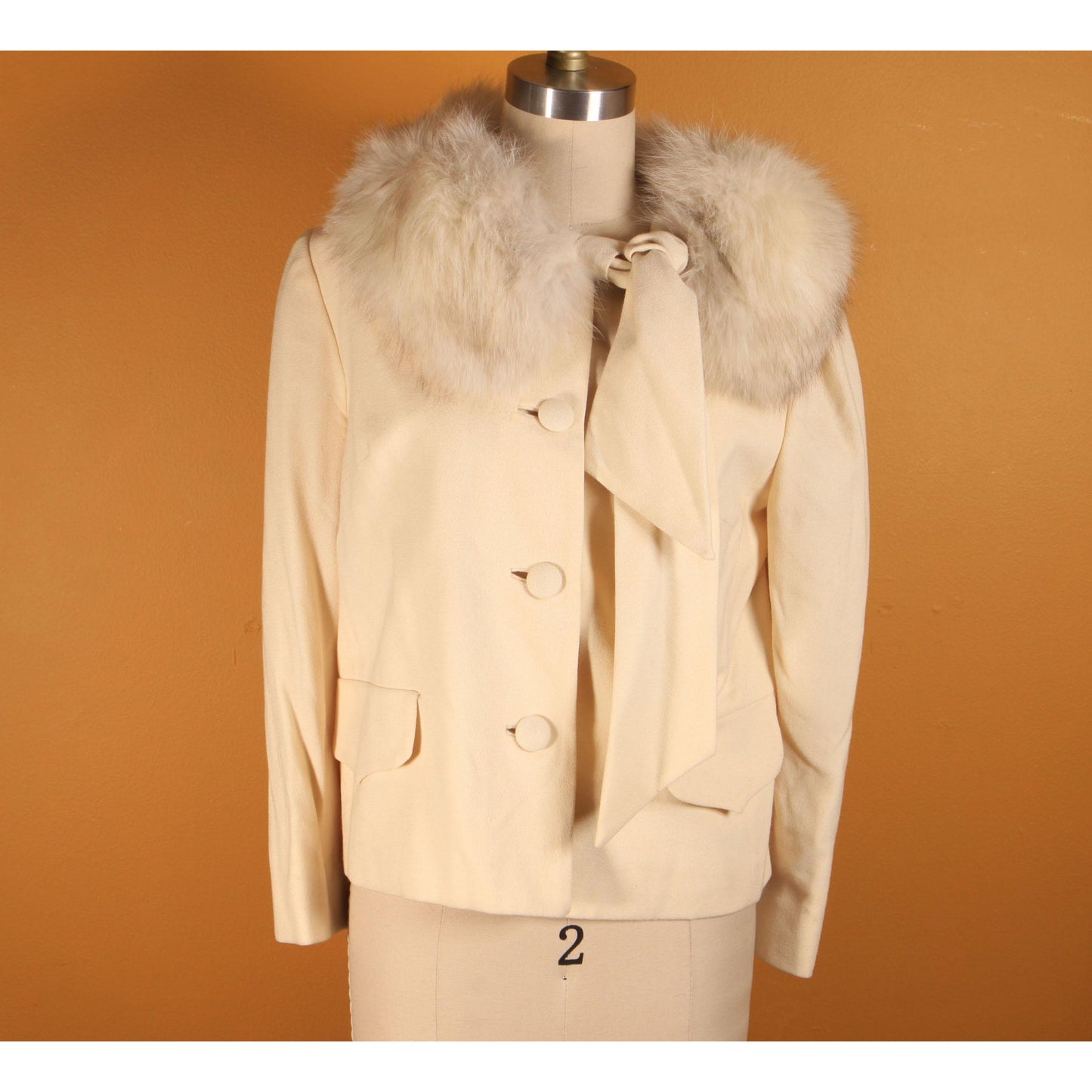 Early 1960s Cream Off White Button Down Fox Fur Scarf Collar Long Sleeve Suit Jacket by Lilli Ann -M-L