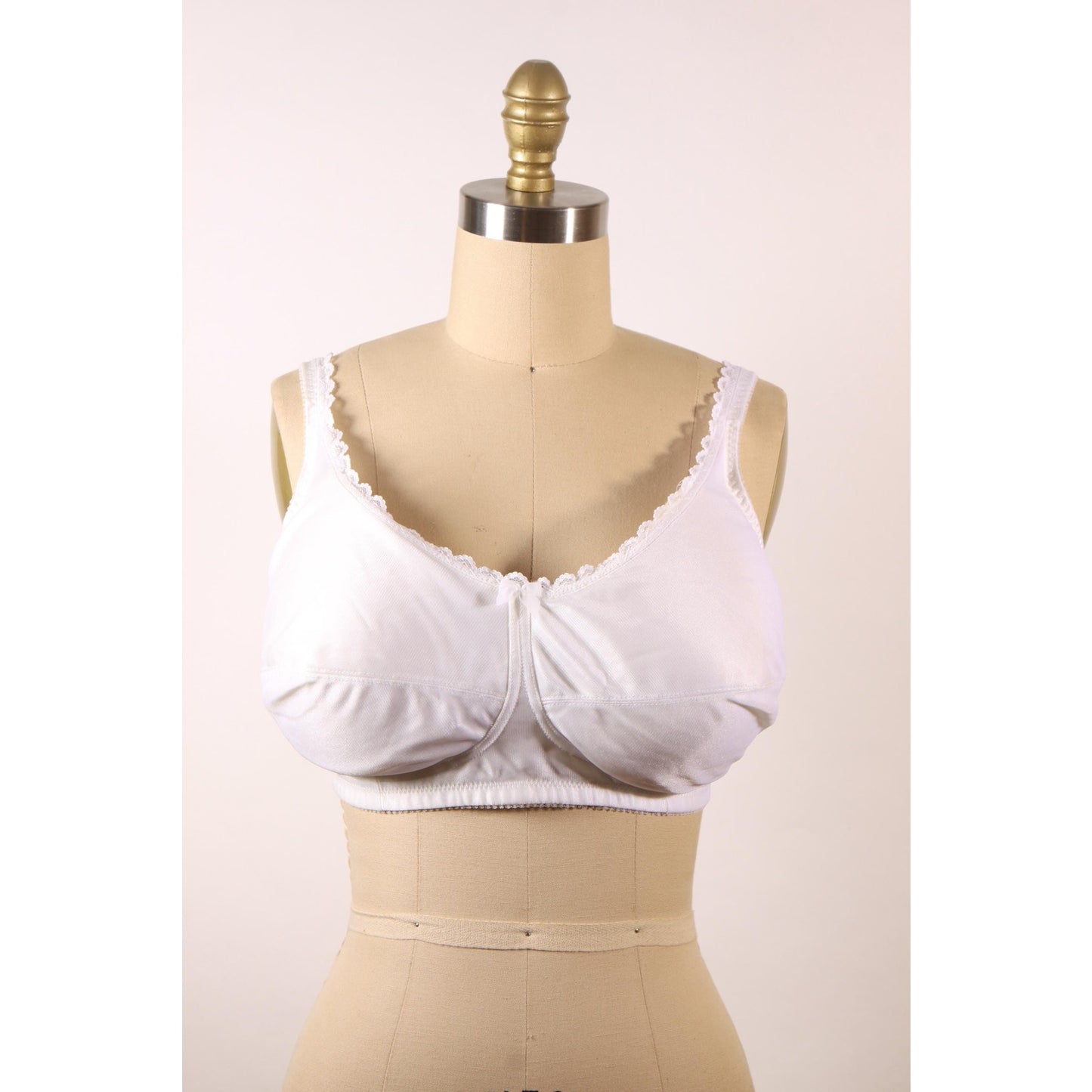 1980s White Lace Trim Bow Detail Bra by Classique-40DD