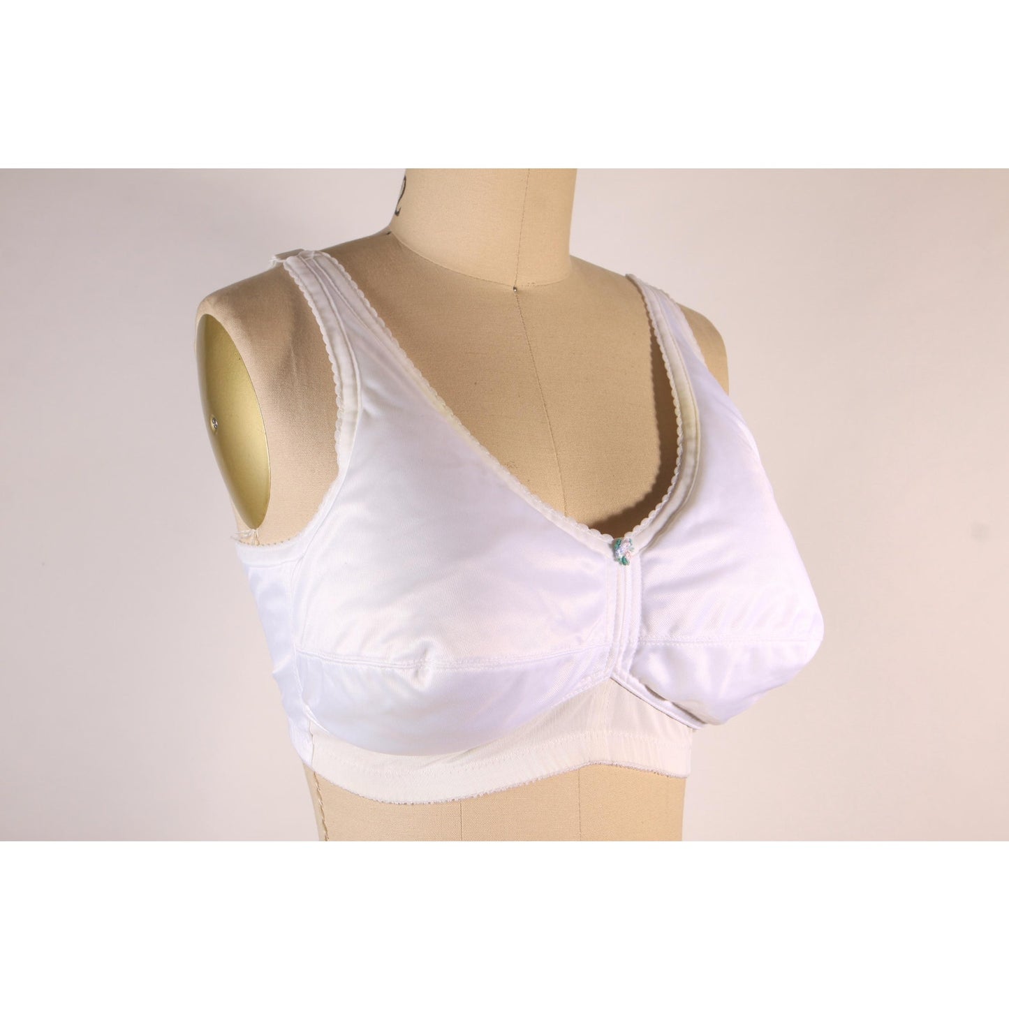 1970s White Floral Trim Detail Light Padded Bra