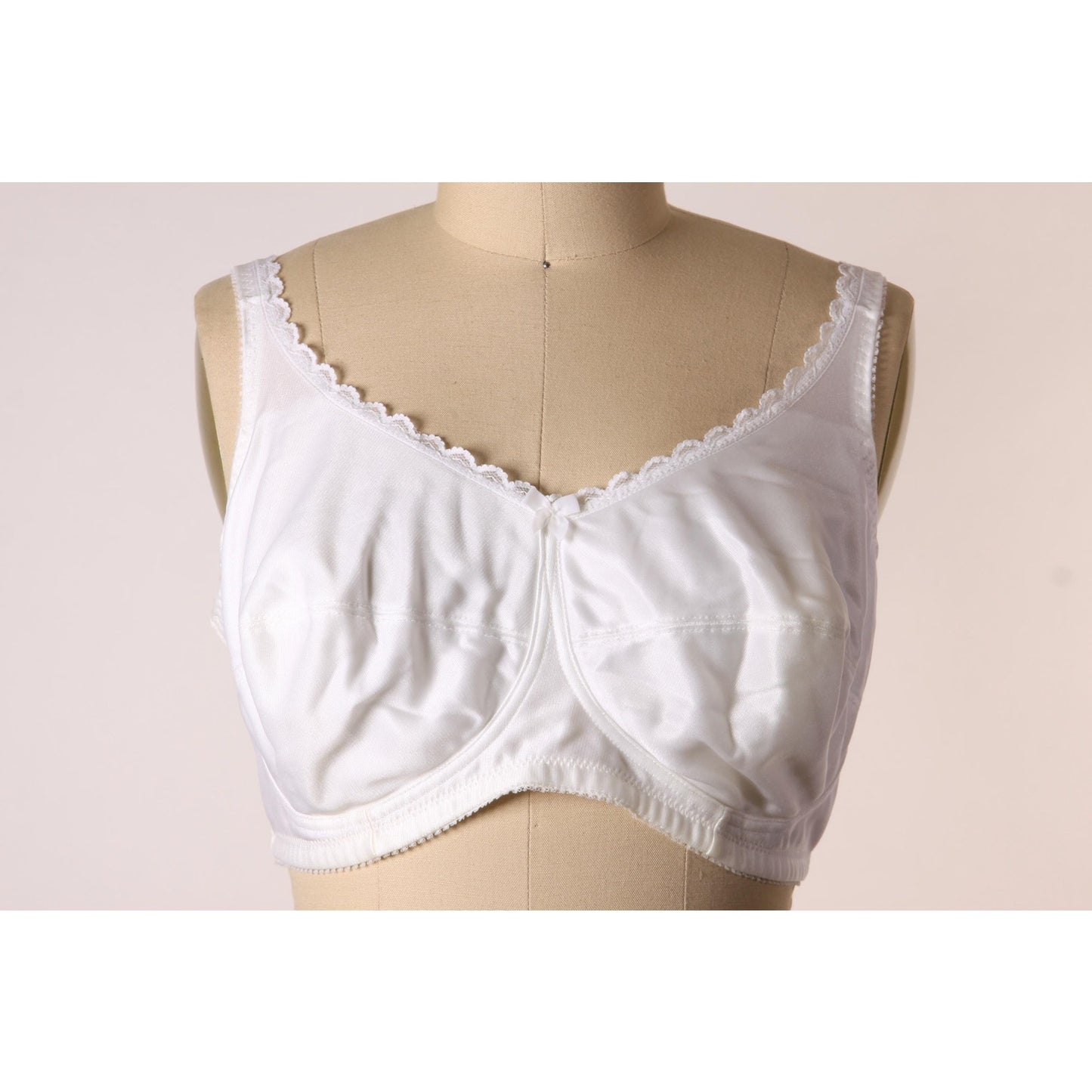 1980s White Lace Trim Bow Detail Bra by Classique-38D