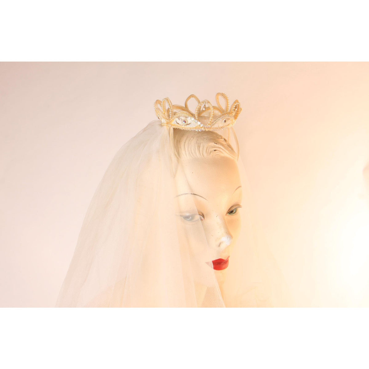 1940s 1950s White and Cream Small Crown Shaped Tiara Wedding Veil Hat
