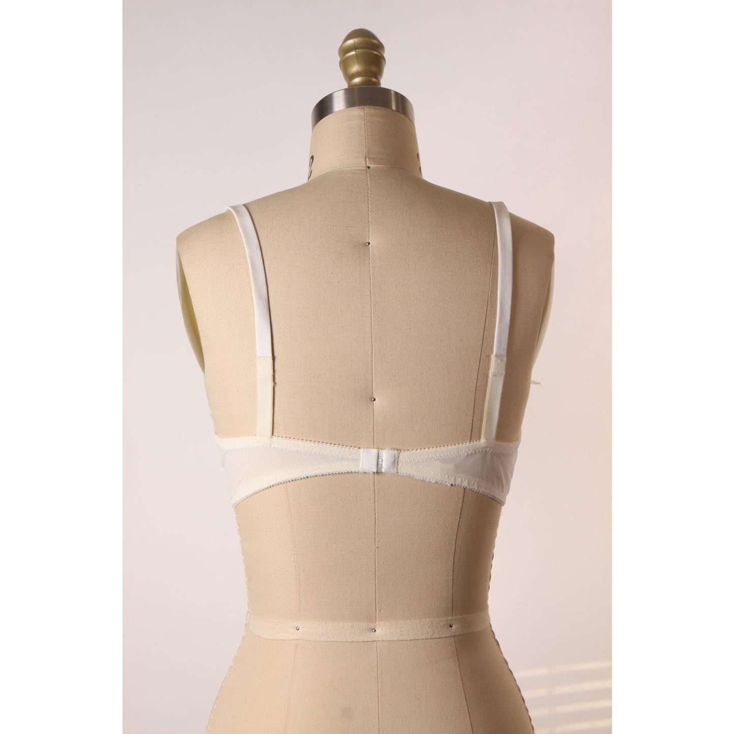 1970s White Foam Removable Cups Lace Trim Bow Detail Bra by Bali-38B