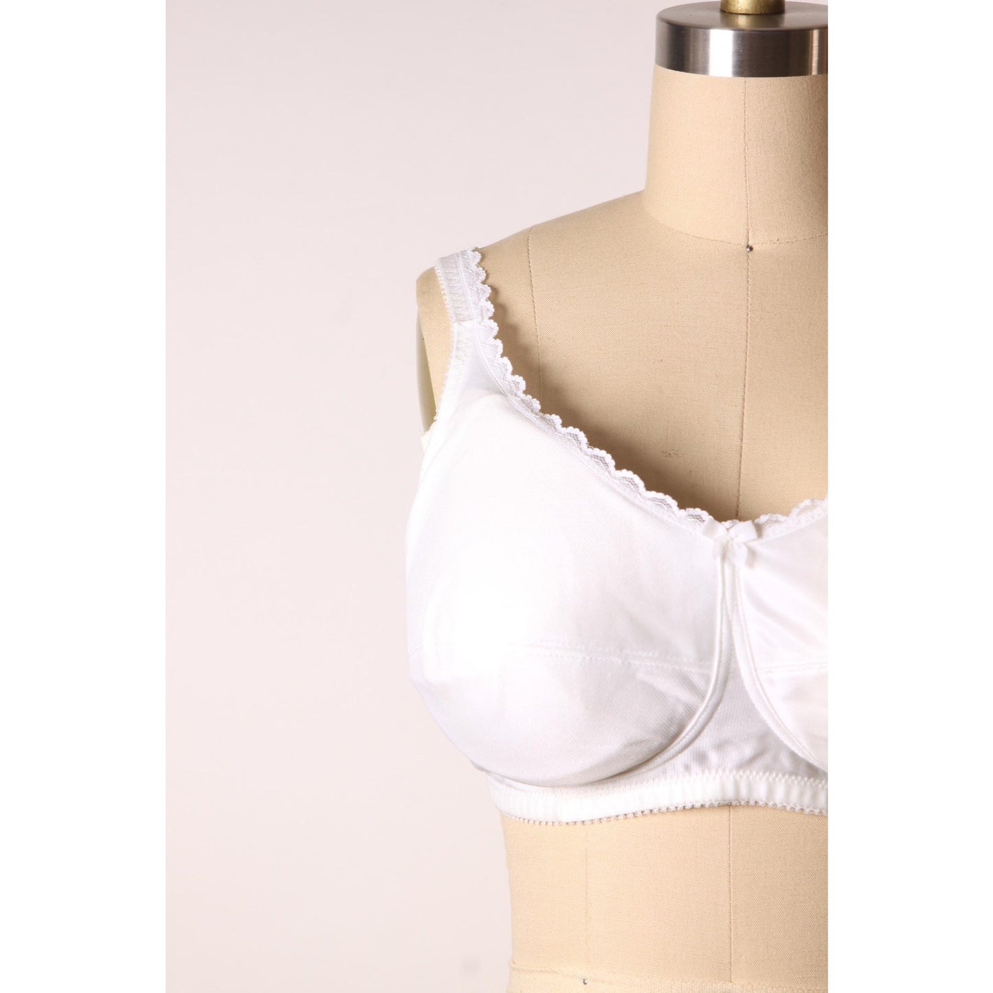 1980s White Lace Trim Bow Detail Bra by Classique-38D