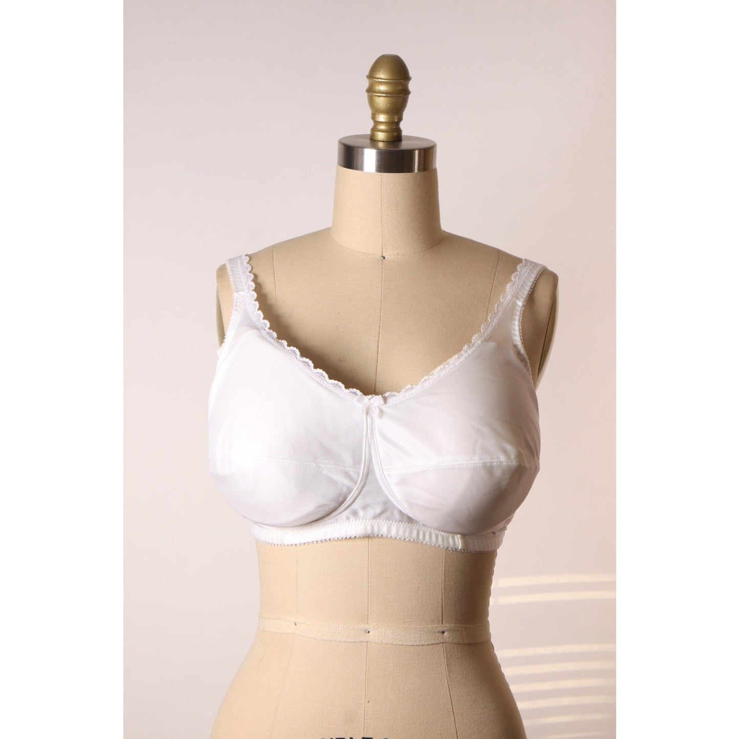 1980s White Lace Trim Bow Detail Bra by Classique-38D