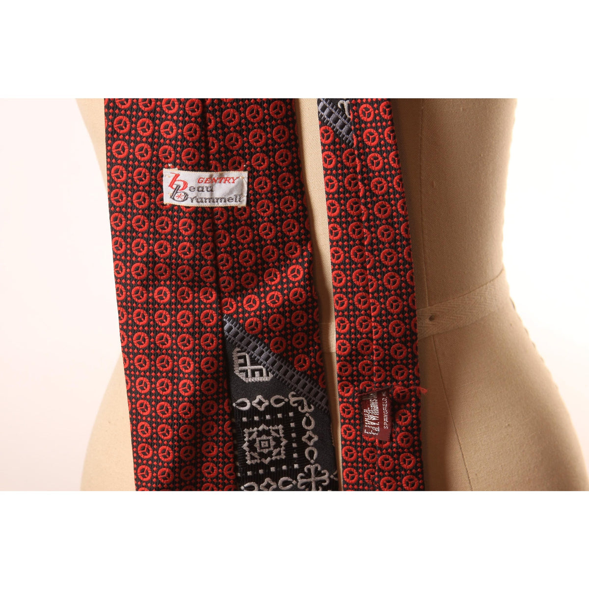 1970s Red, Black, White and Gray Patterned Polyester Wide Necktie Tie by Gentry Beau Brummell