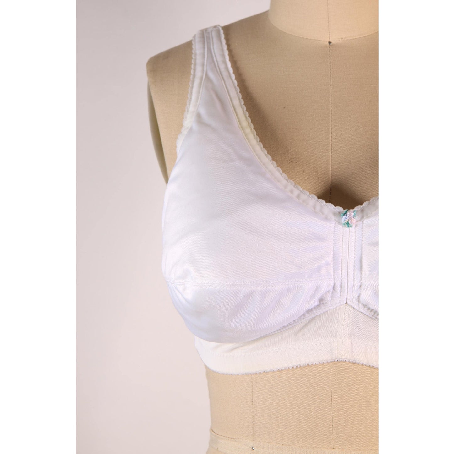 1970s White Floral Trim Detail Light Padded Bra