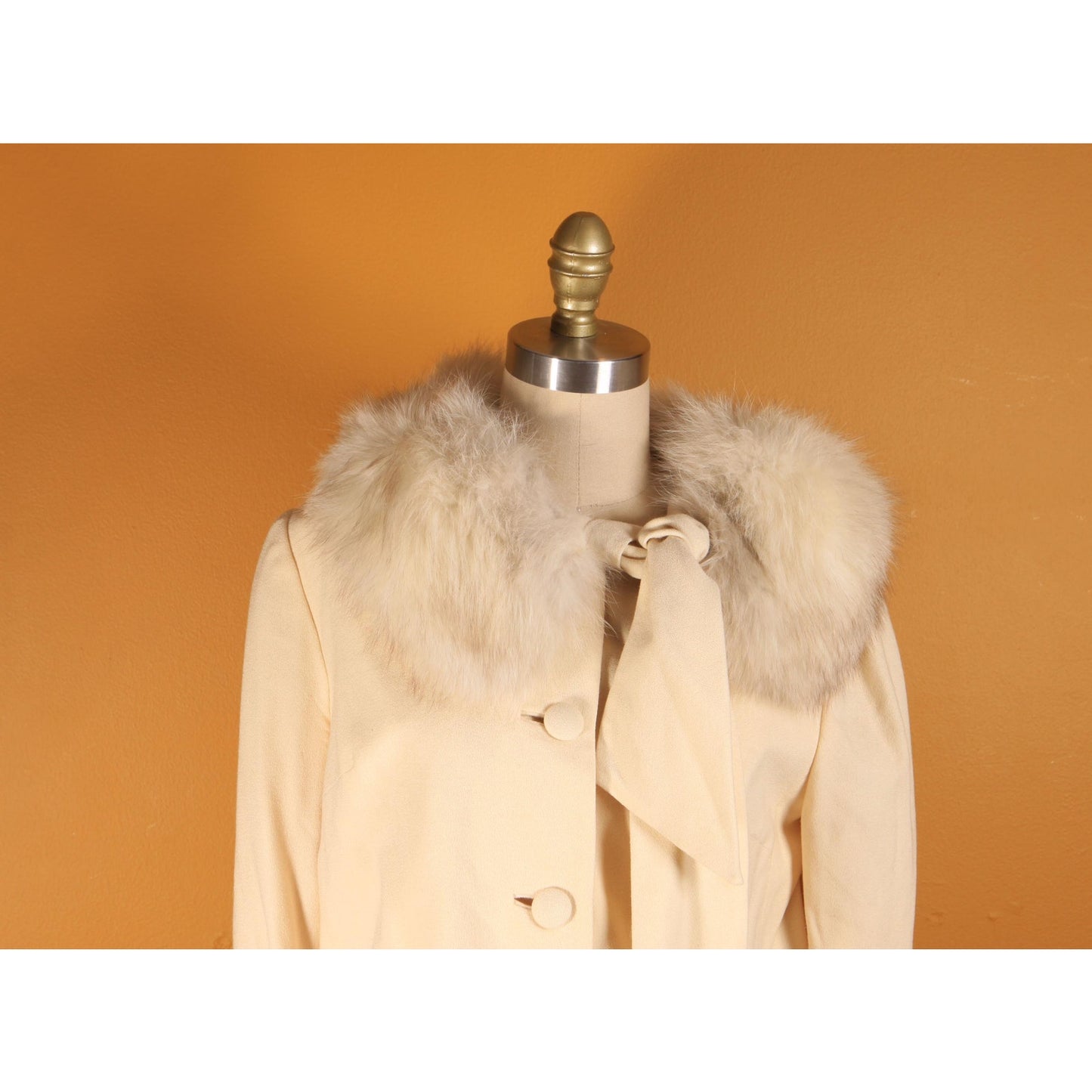 Early 1960s Cream Off White Button Down Fox Fur Scarf Collar Long Sleeve Suit Jacket by Lilli Ann -M-L
