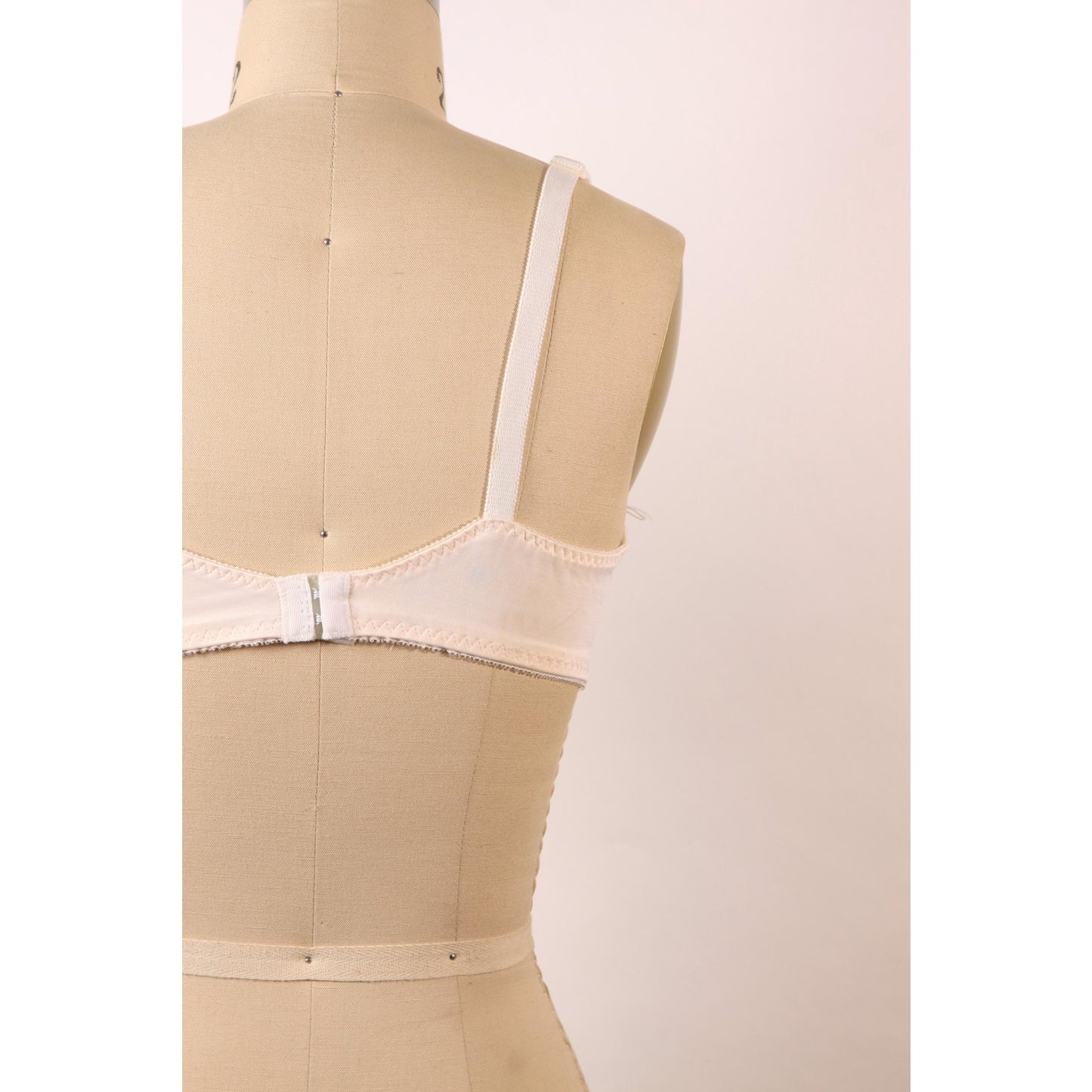 1970s White Lace Trim Bow Detail Bra by Maidenform-38B