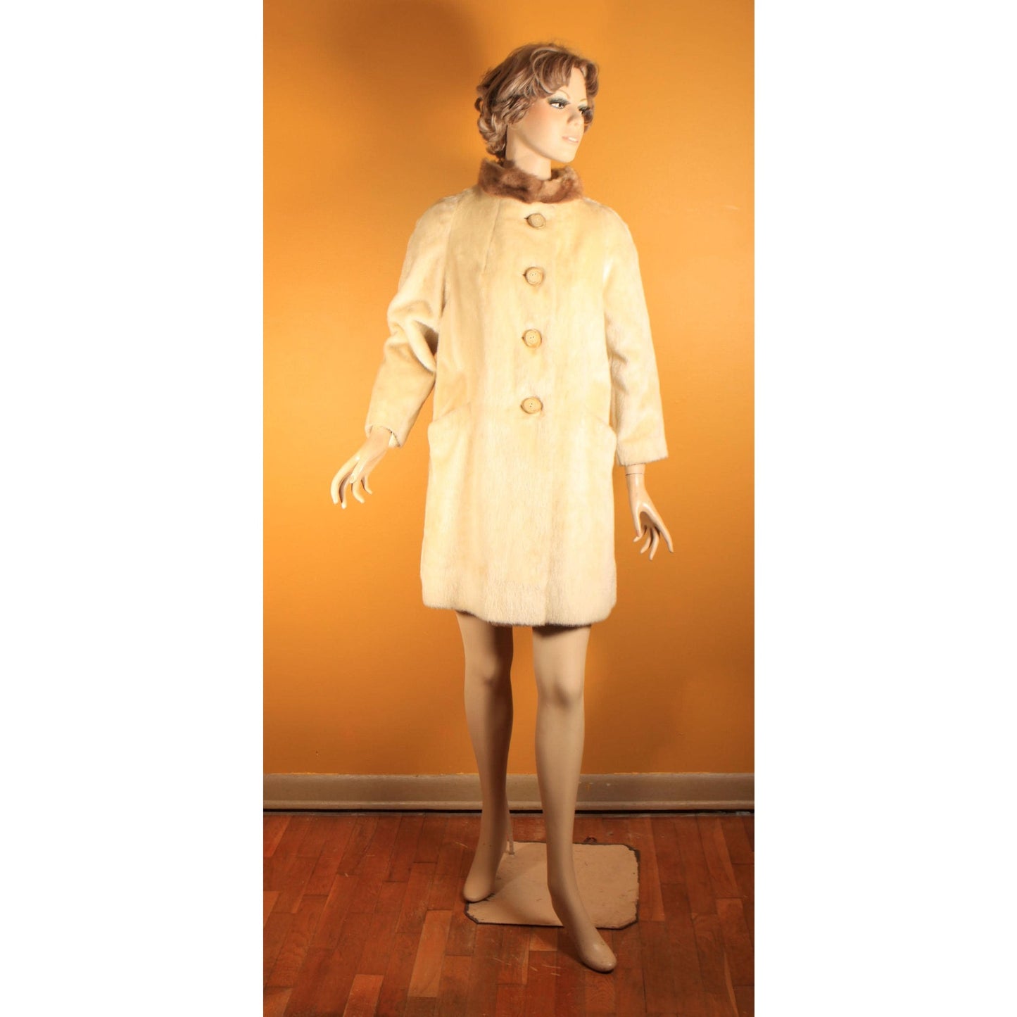 1960s Cream Faux Fur Fuzzy Long Sleeve with Mink Fur Trim Collar Coat by Junior-Aire -M-L