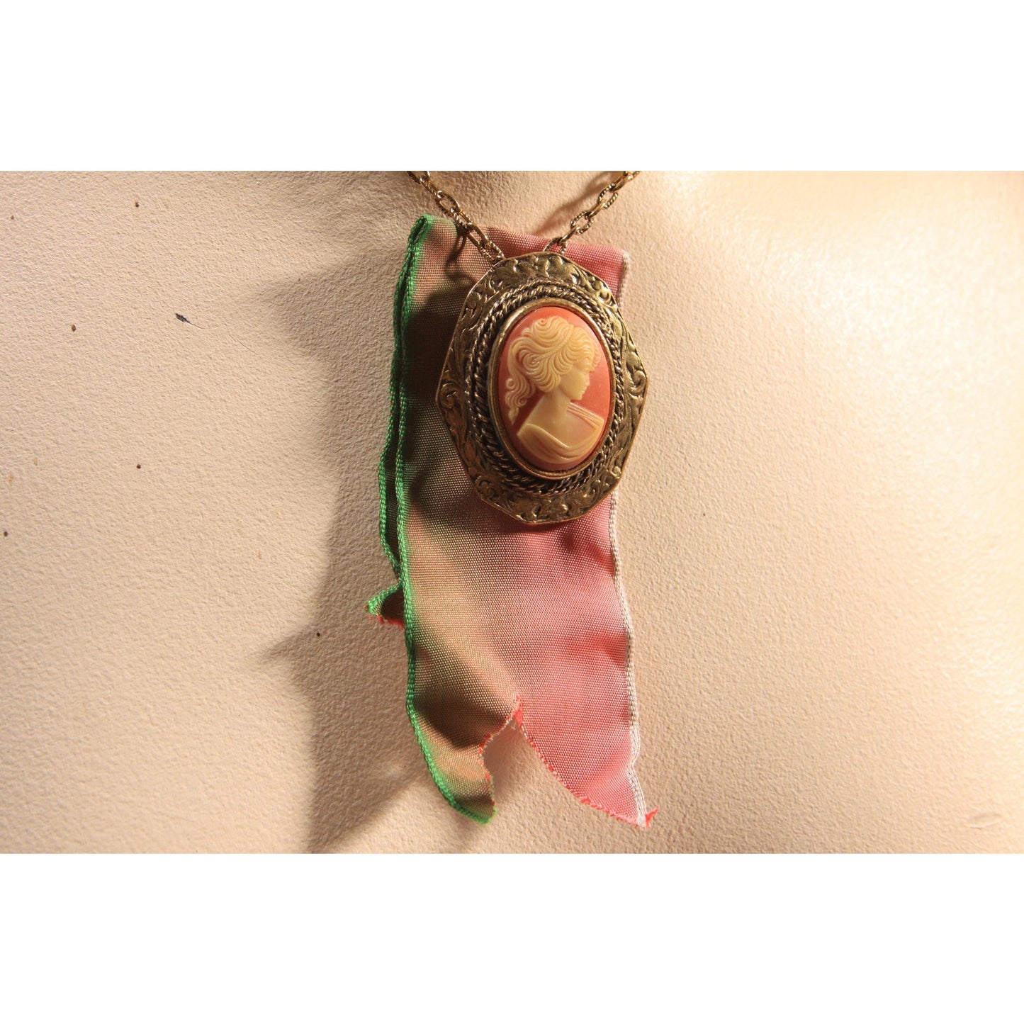 1950s 1960s Pink and Gold Tone Metal Cameo Ribbon Pendant Necklace
